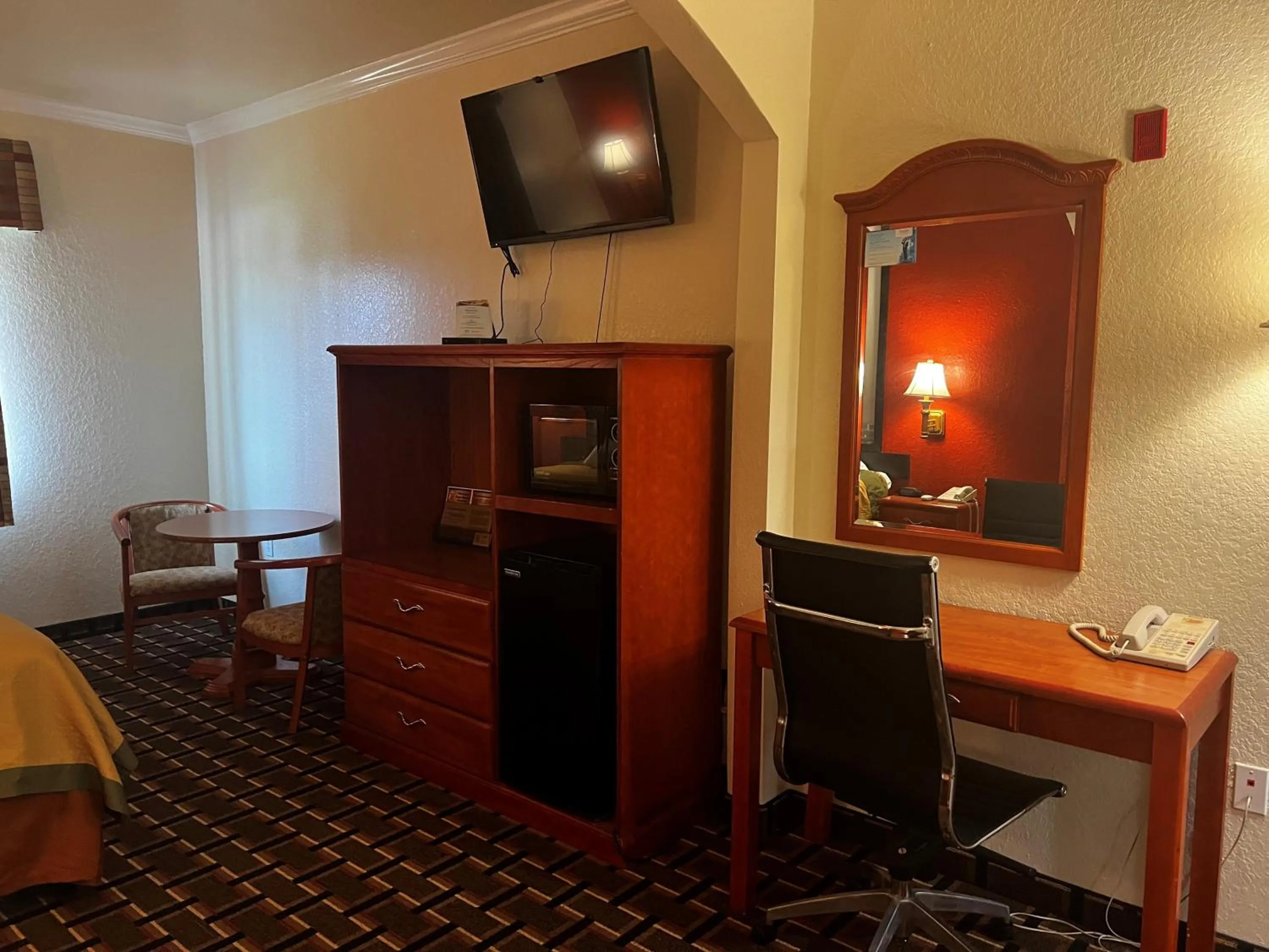 TV and multimedia in Super 8 by Wyndham Brookshire TX