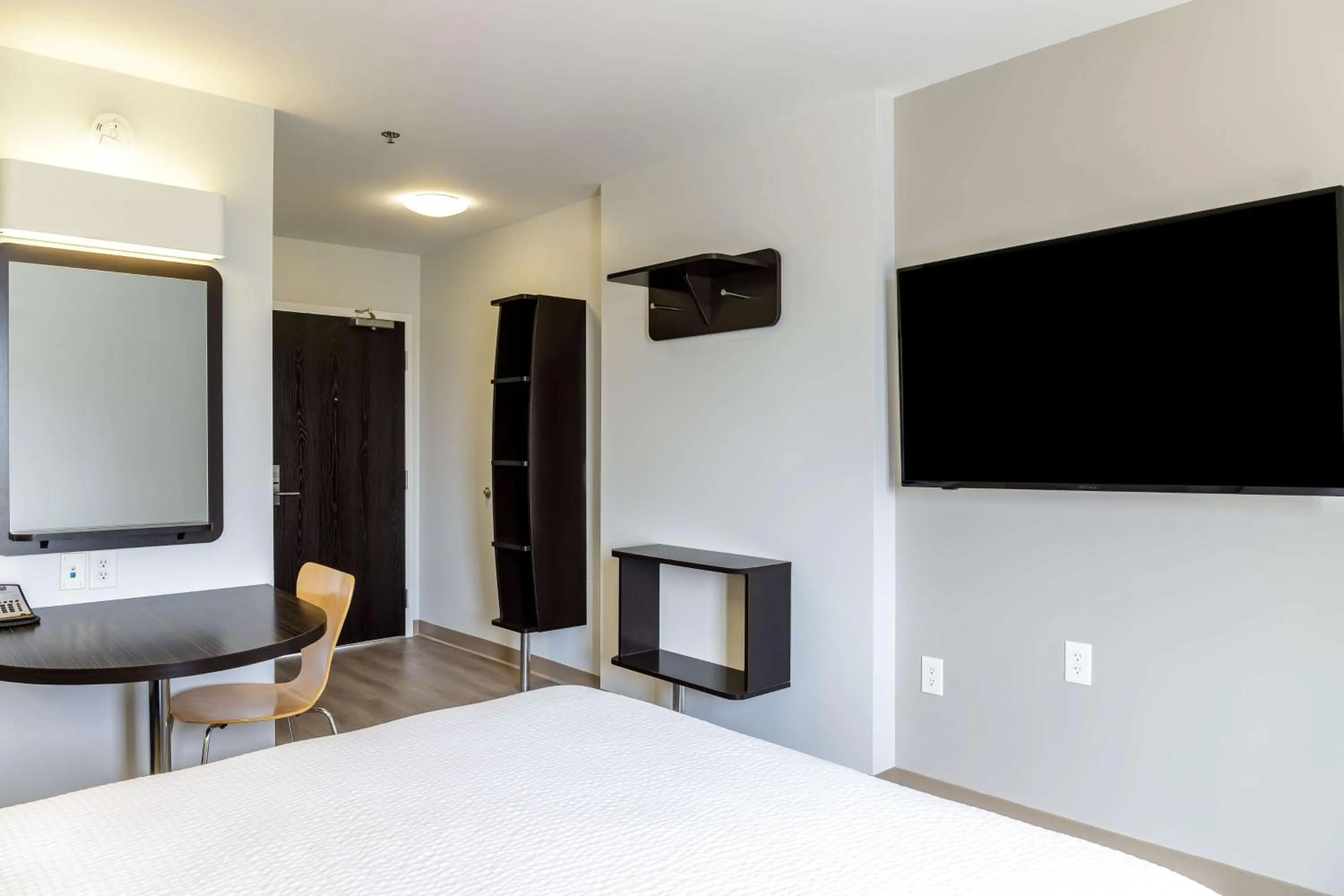 Bedroom, Bed in Motel 6-Headingley, MB - Winnipeg West