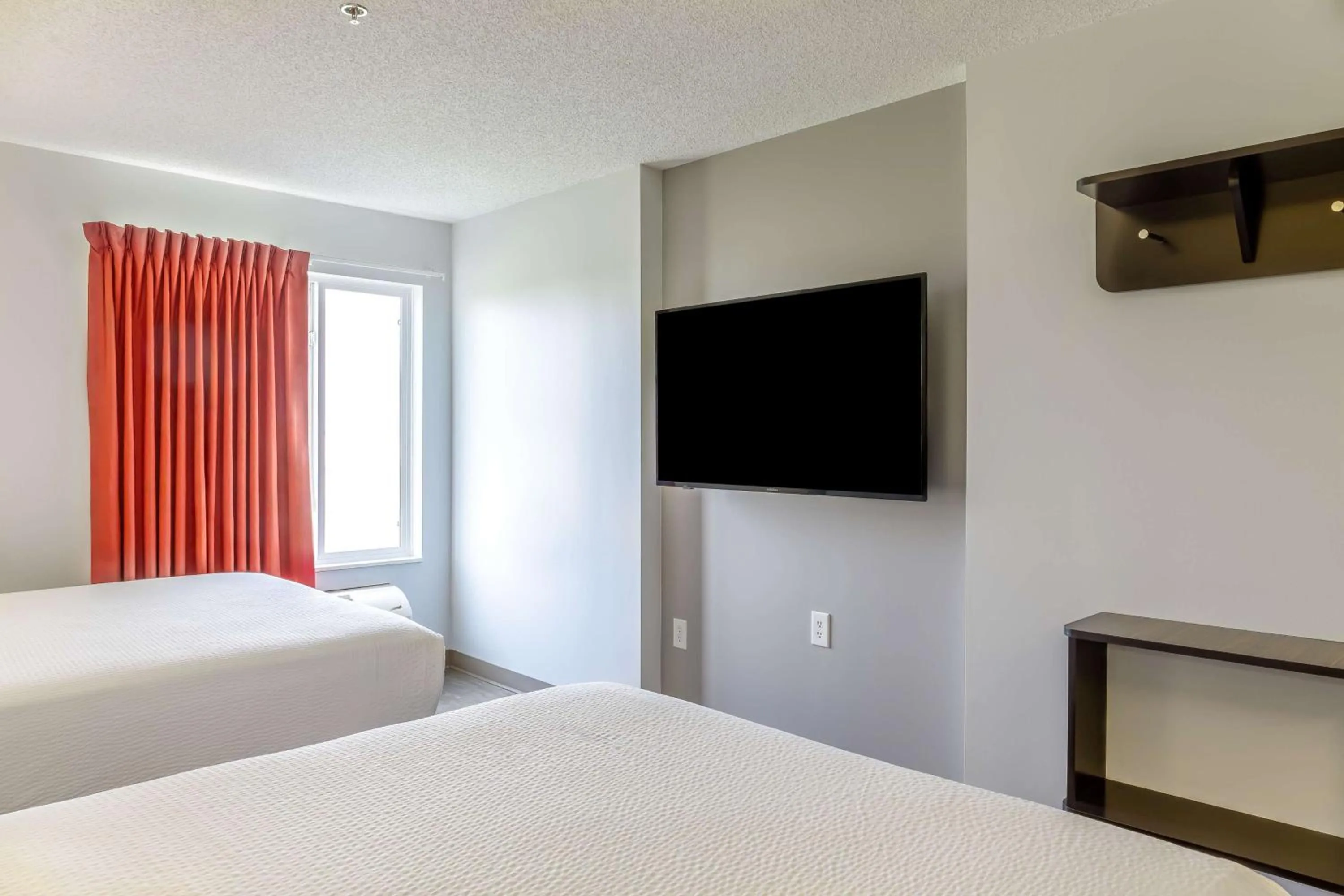 Bedroom, Bed in Motel 6-Headingley, MB - Winnipeg West