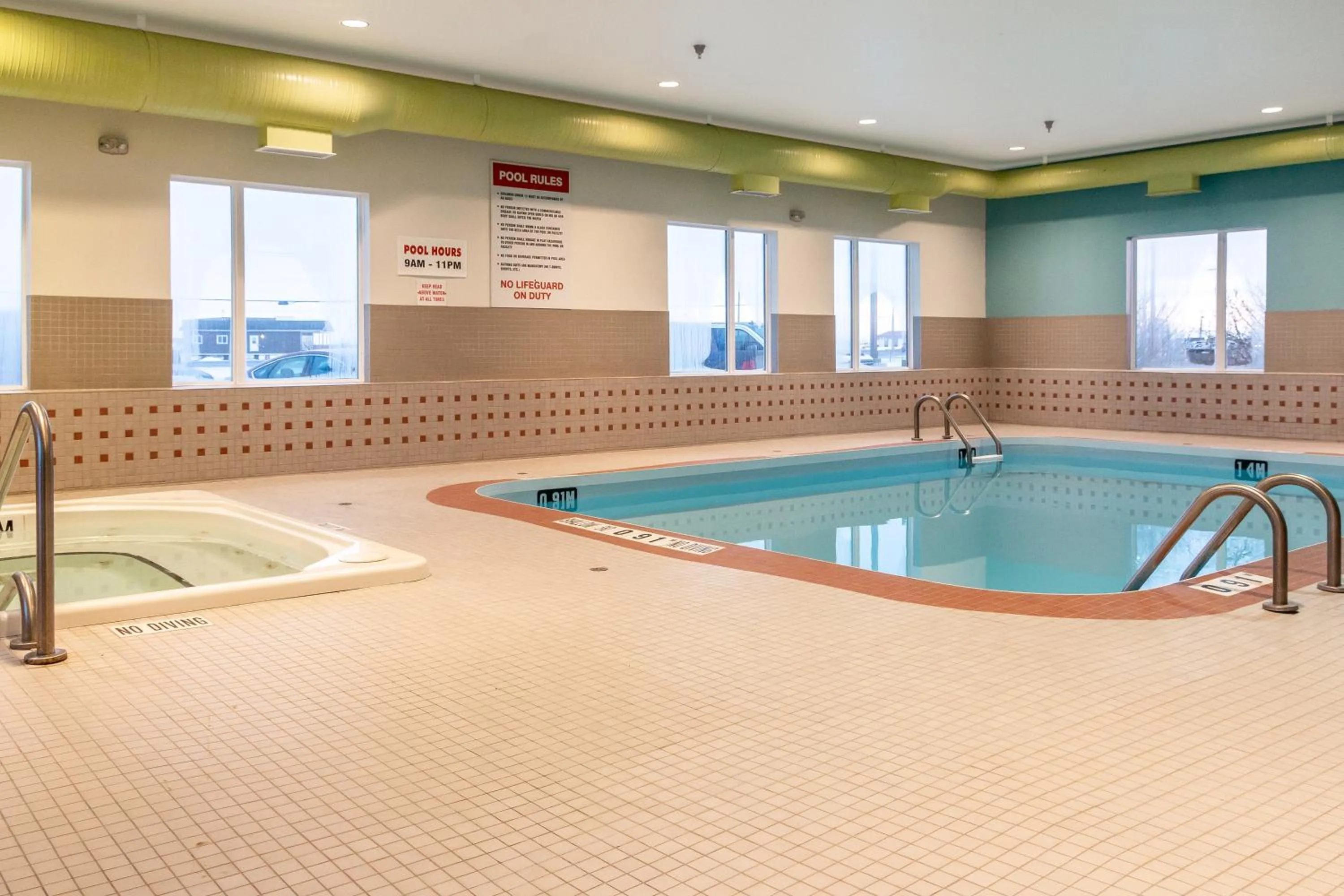 Swimming pool in Motel 6-Headingley, MB - Winnipeg West