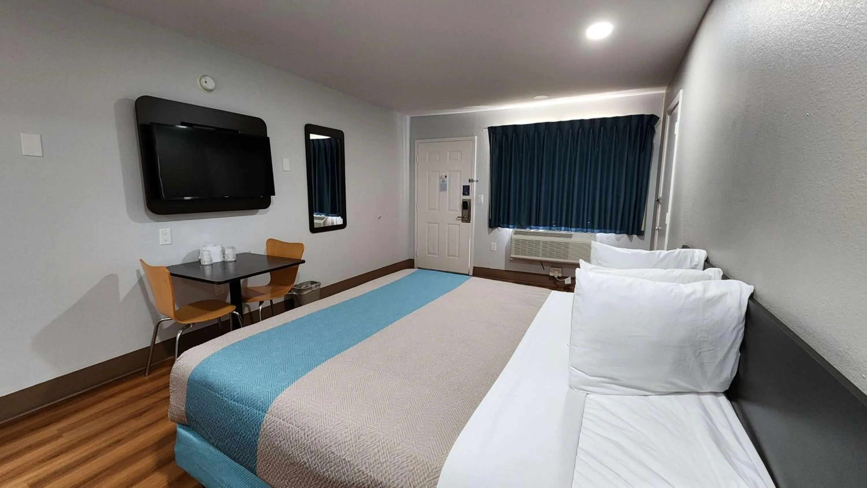 Bed in Motel 6-Webster, TX - Houston - Nasa Lake