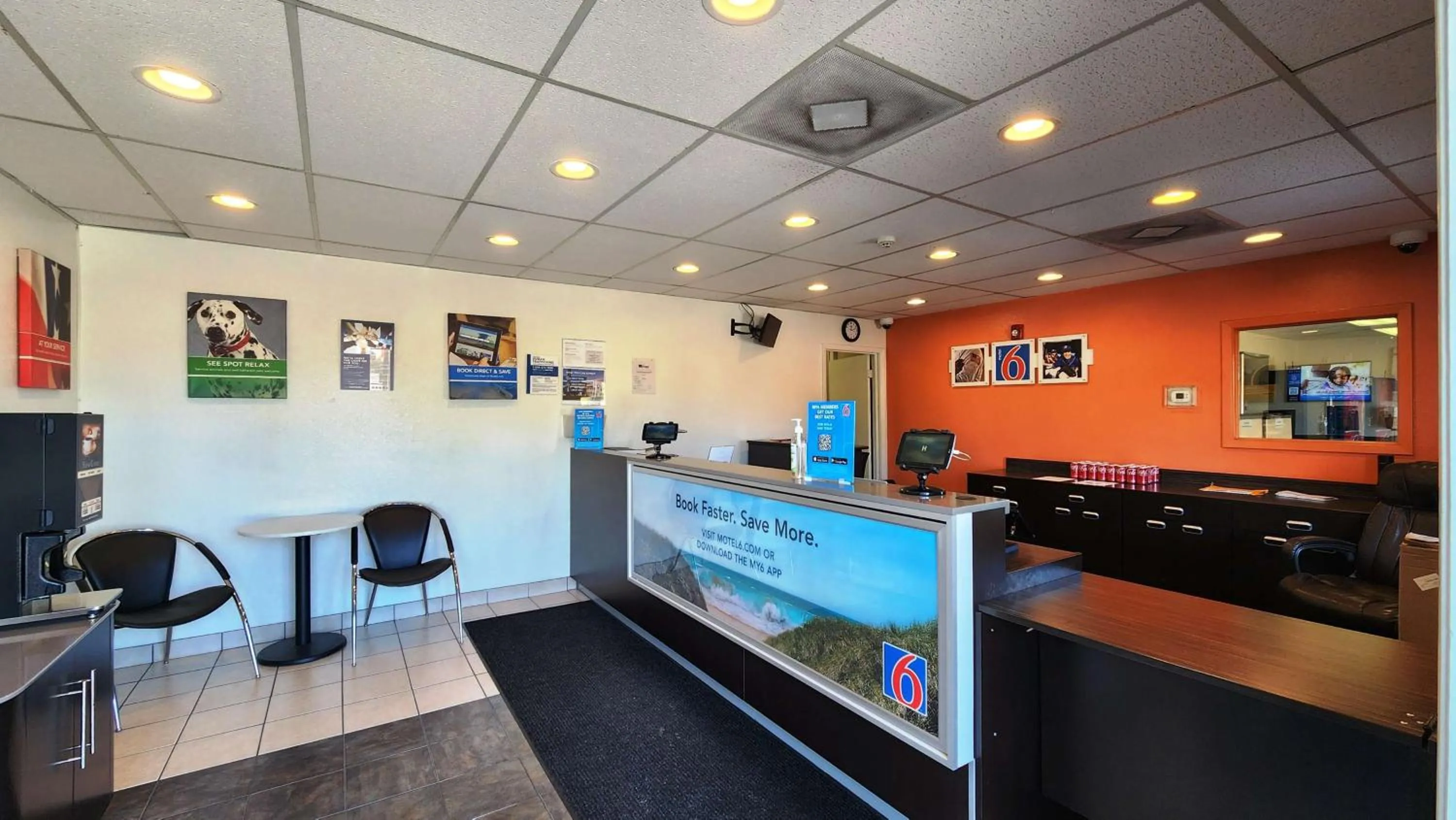 Lobby or reception in Motel 6-Webster, TX - Houston - Nasa Lake