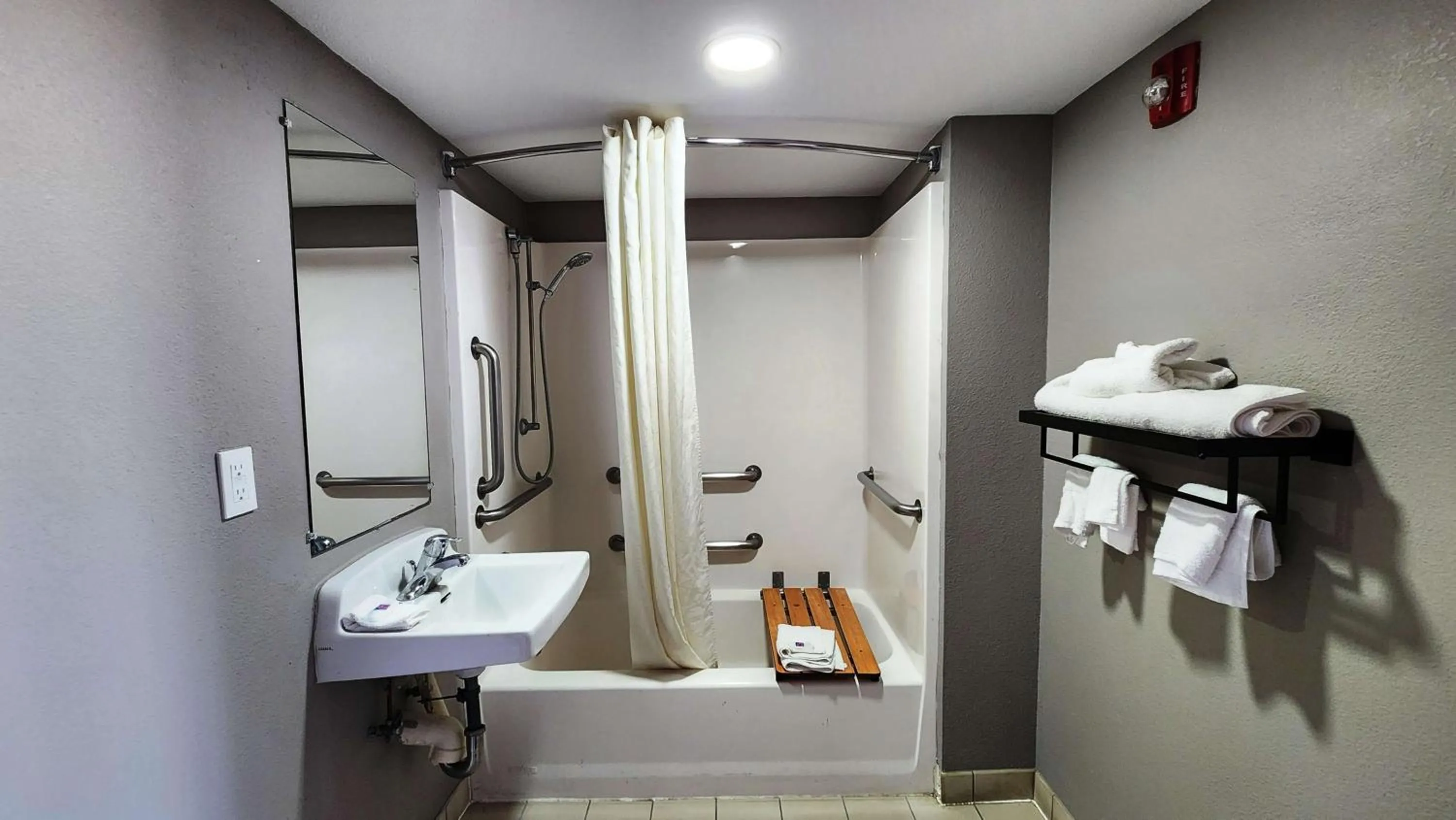 Bathroom in Motel 6-Webster, TX - Houston - Nasa Lake