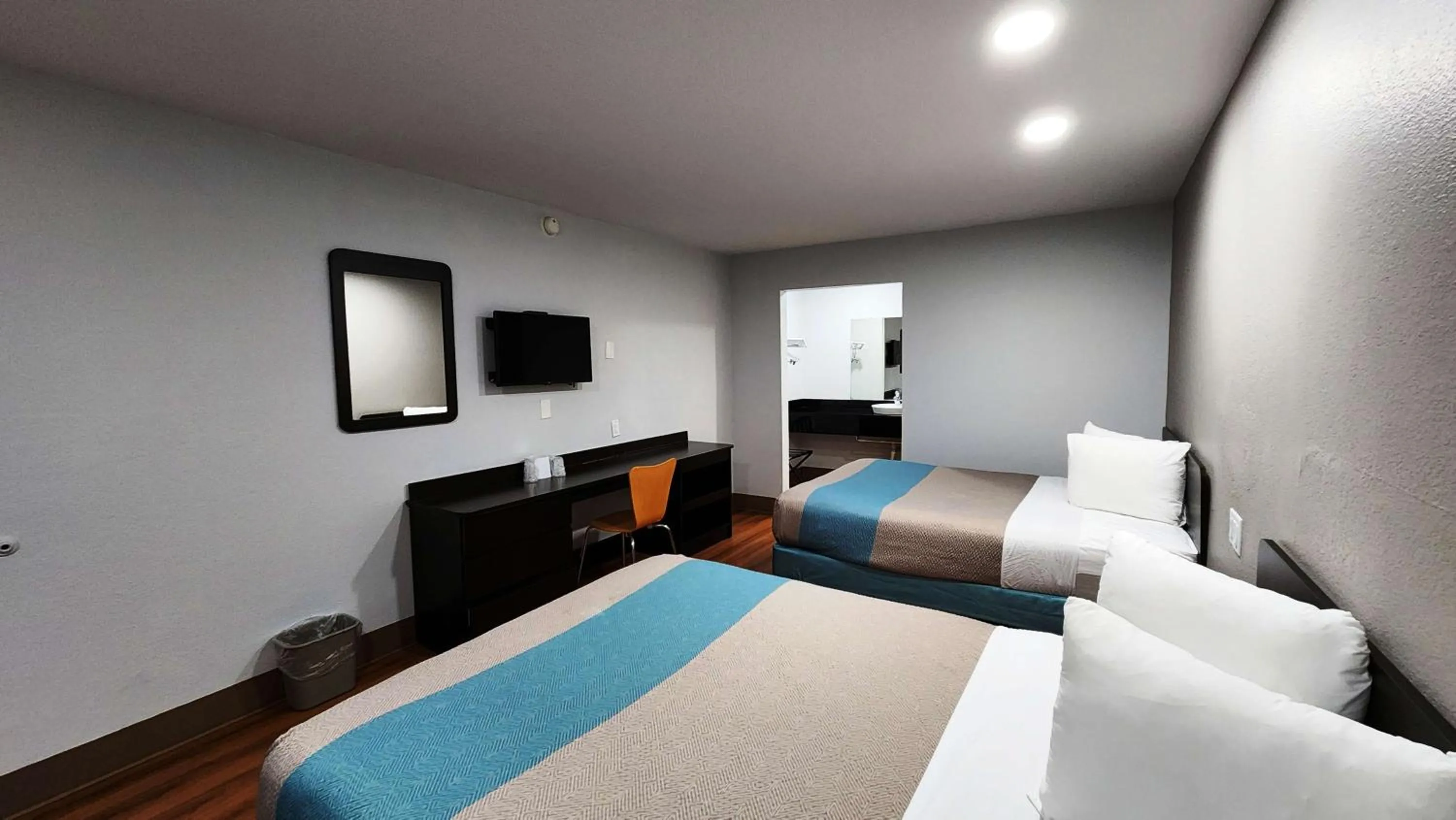 Bed in Motel 6-Webster, TX - Houston - Nasa Lake