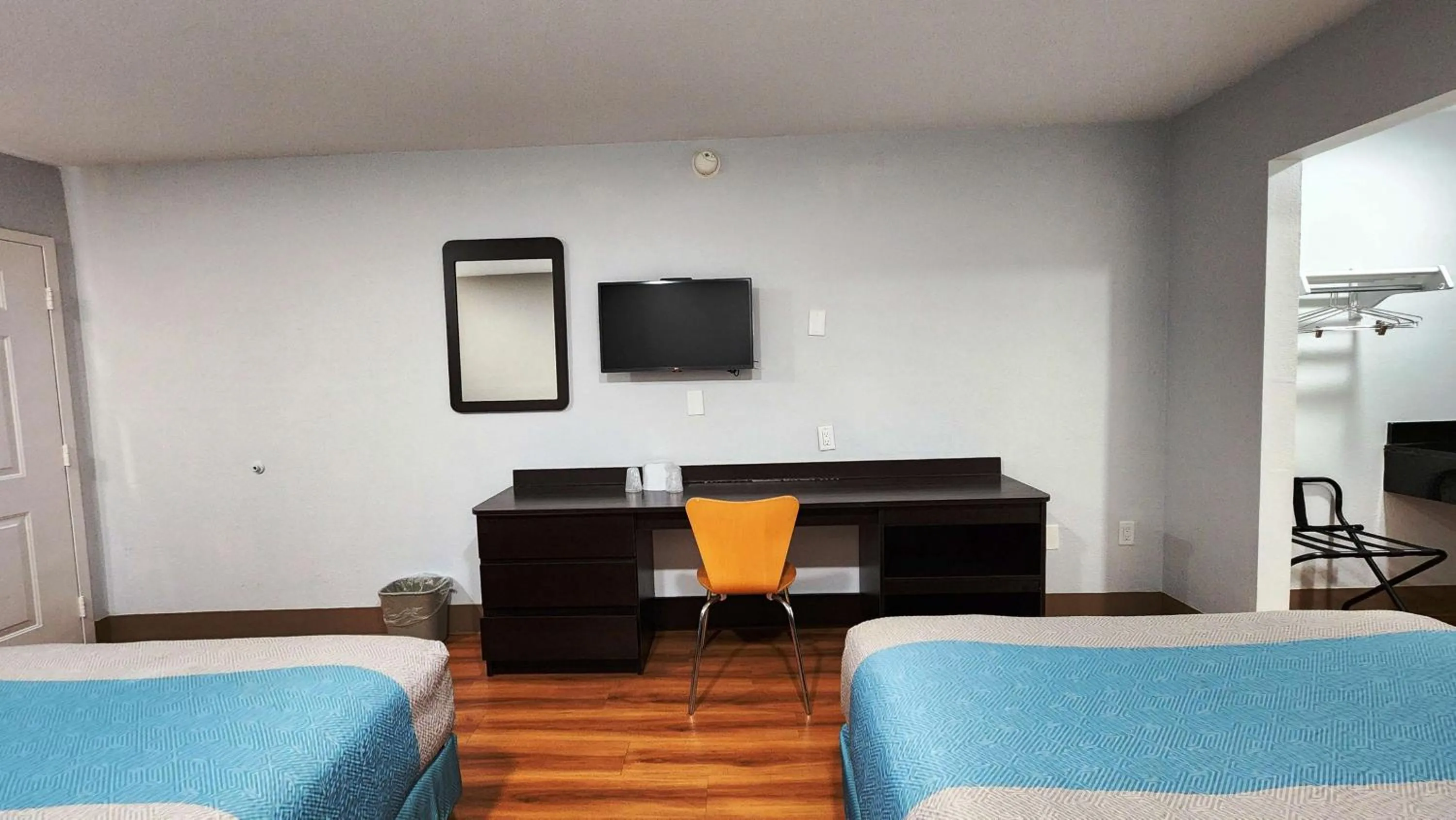 Bed in Motel 6-Webster, TX - Houston - Nasa Lake