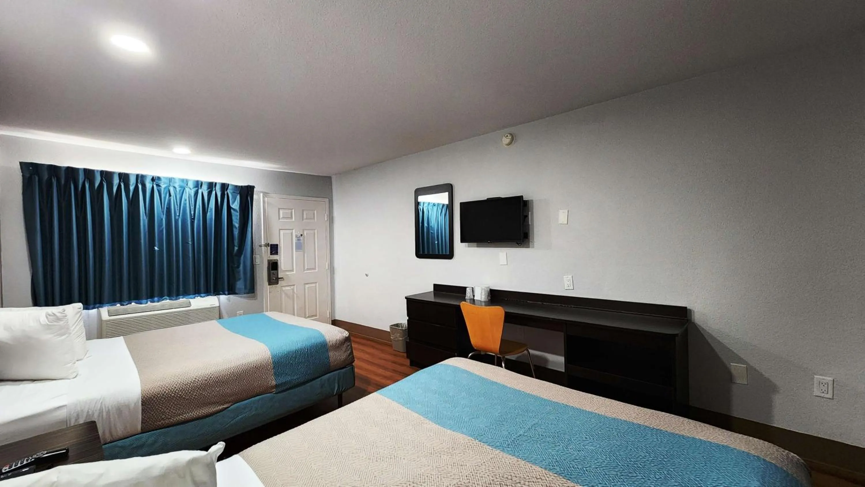 Bed in Motel 6-Webster, TX - Houston - Nasa Lake