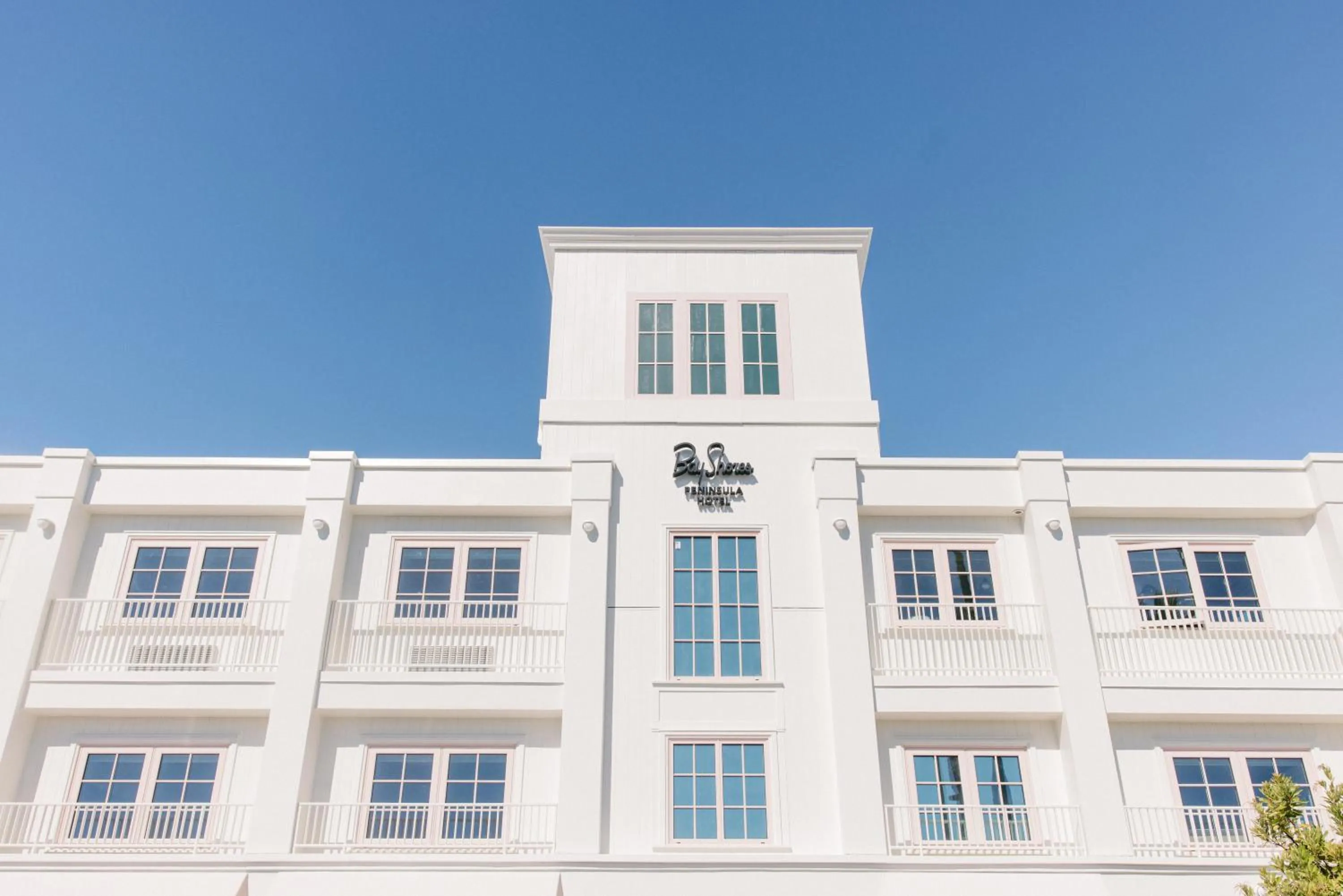 Facade/entrance in Bay Shores Peninsula Hotel