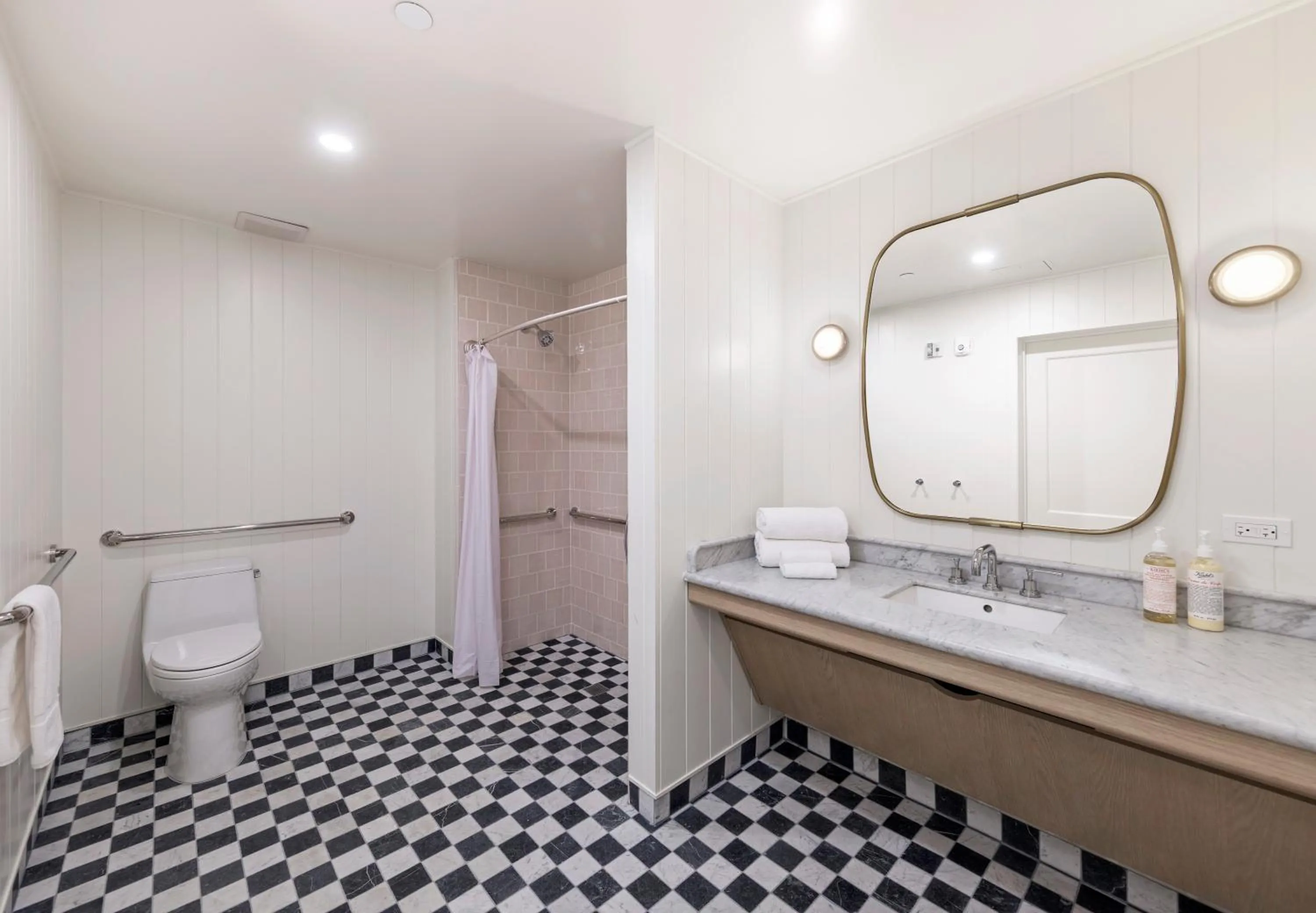 Bathroom in Bay Shores Peninsula Hotel