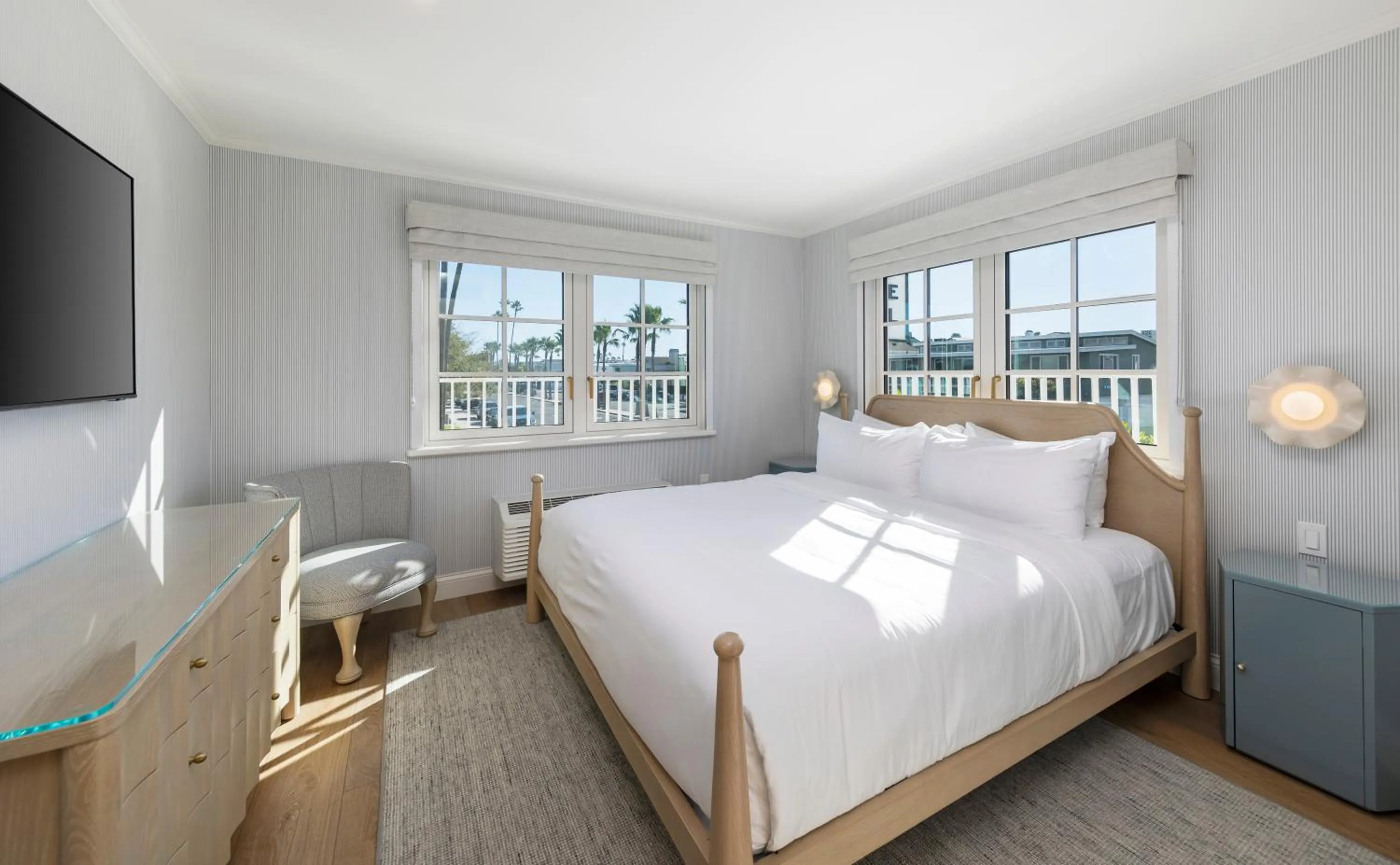 Bedroom, Bed in Bay Shores Peninsula Hotel