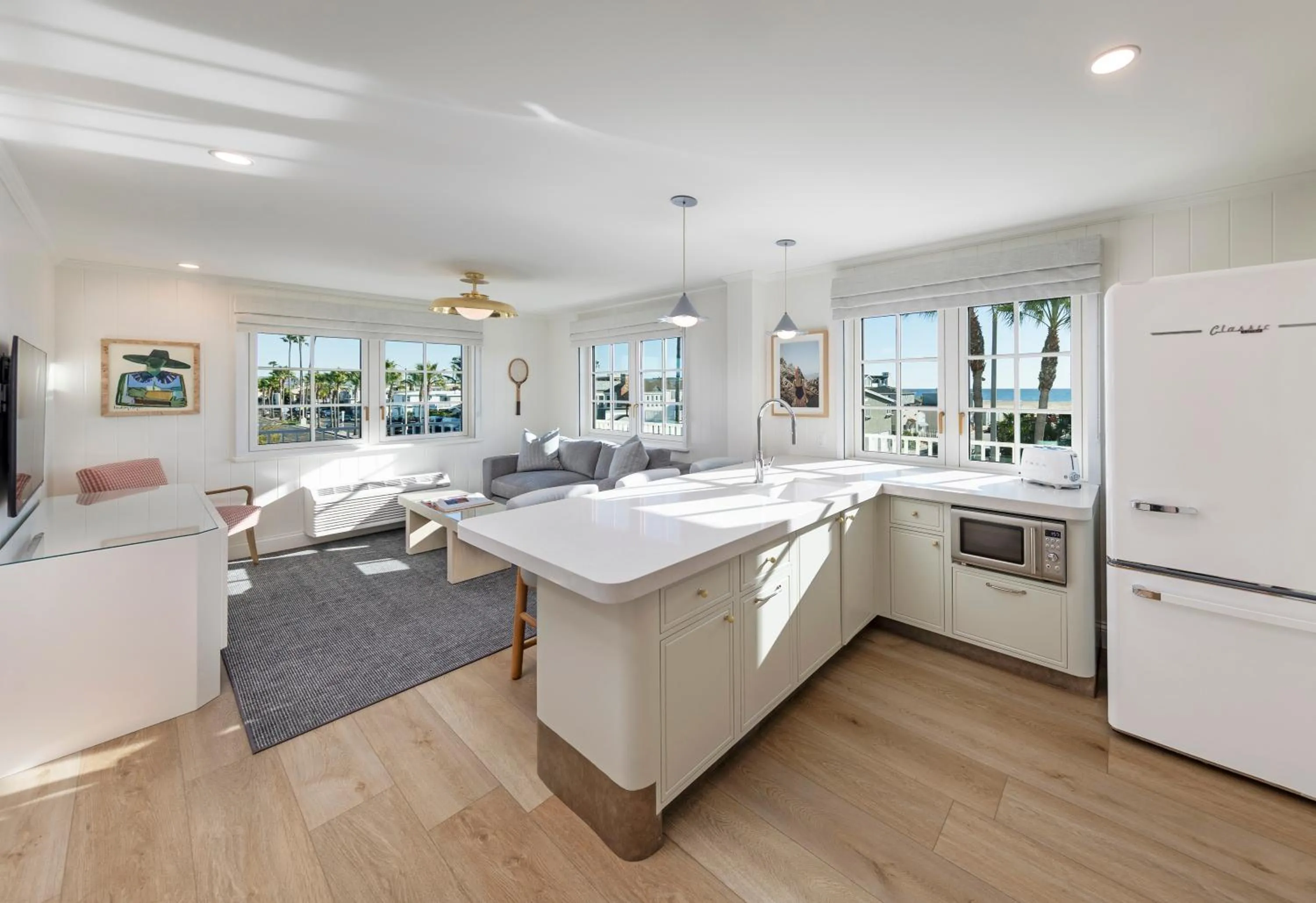 Kitchen or kitchenette in Bay Shores Peninsula Hotel