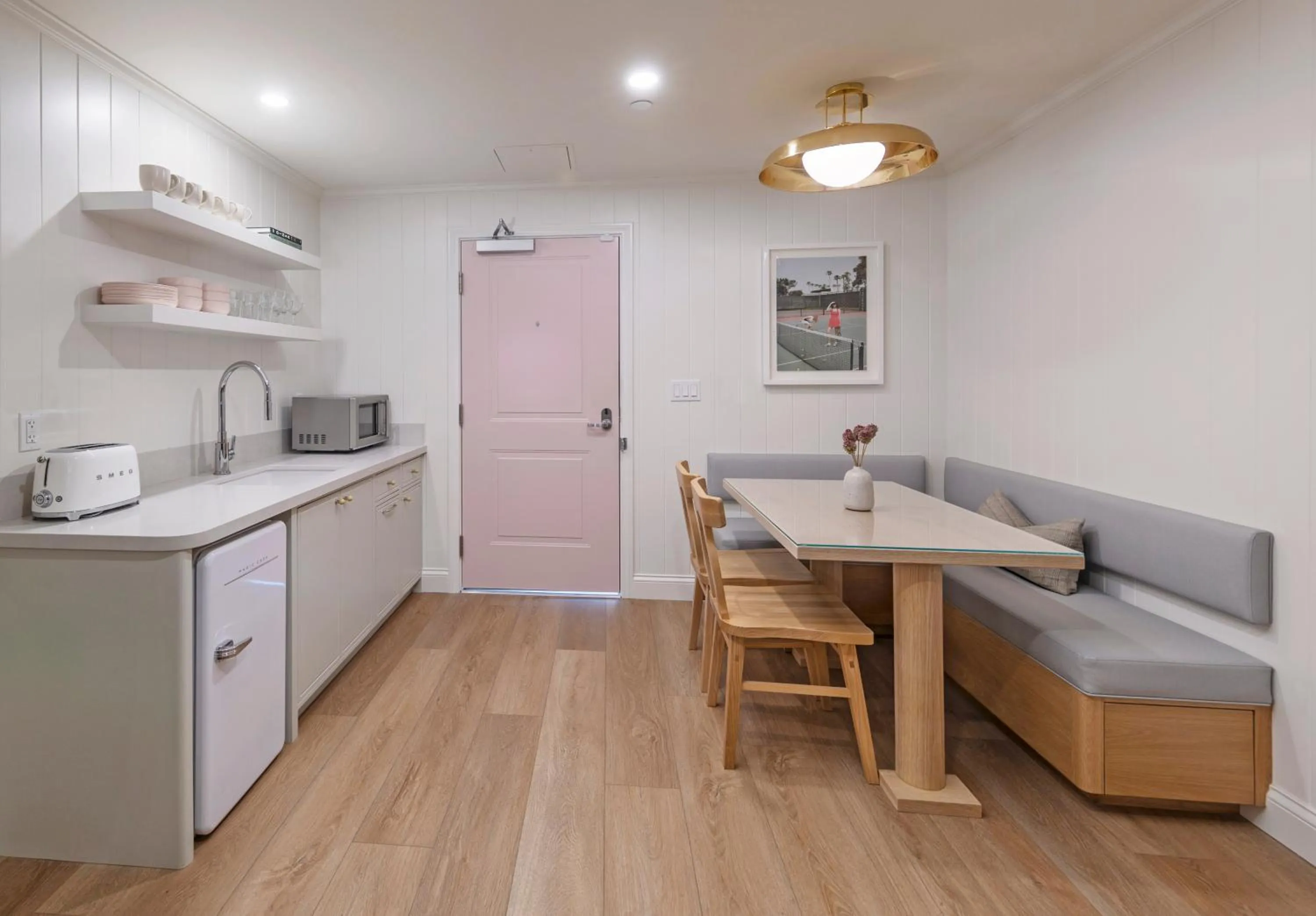 Kitchen or kitchenette in Bay Shores Peninsula Hotel