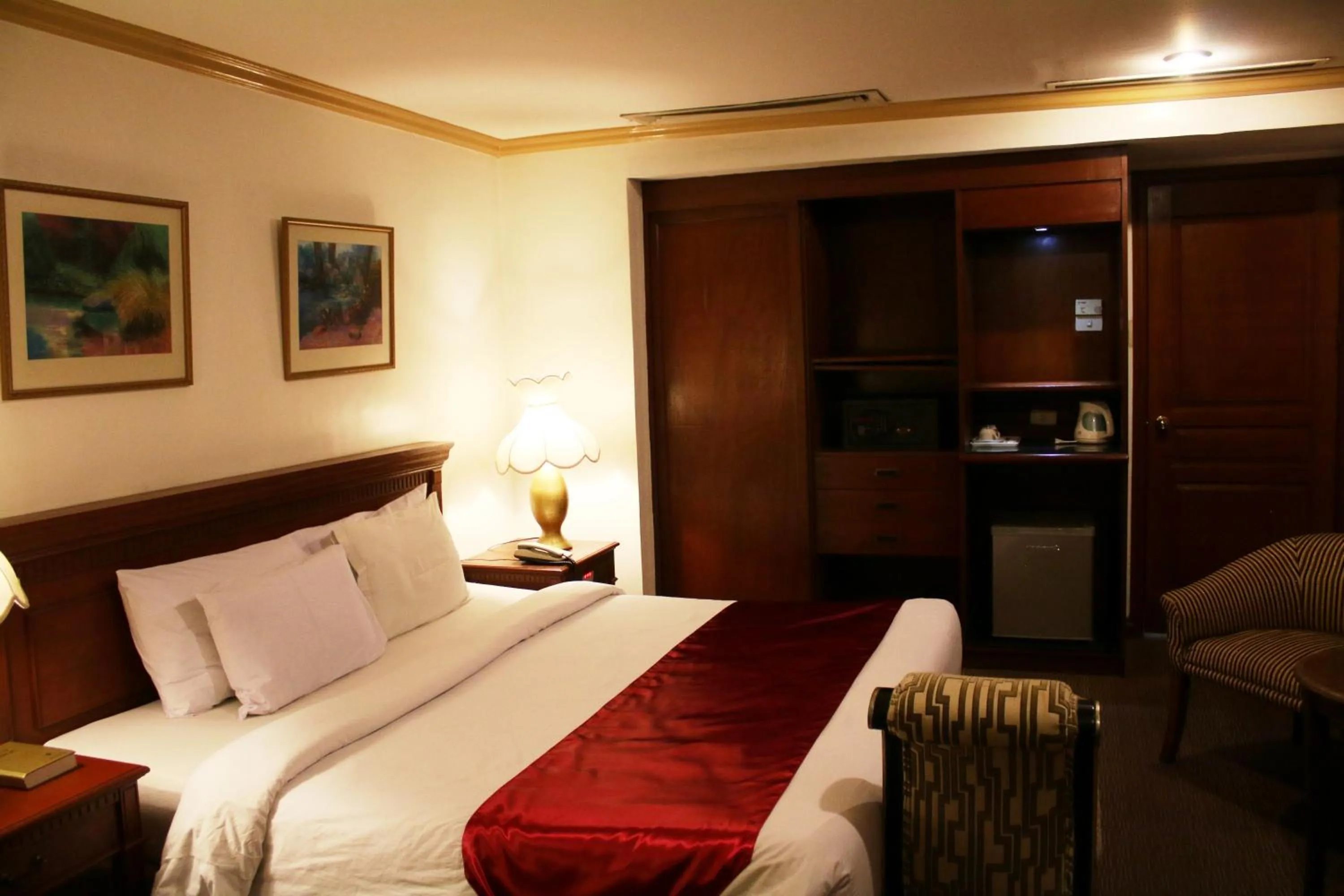 Bed in Tiara Oriental Hotel Makati powered by Cocotel