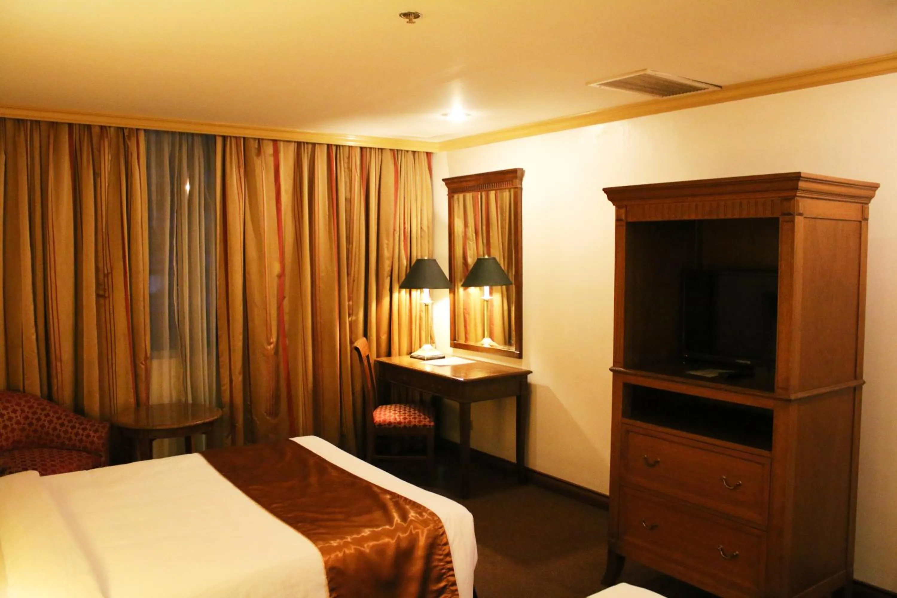 Bed in Tiara Oriental Hotel Makati powered by Cocotel