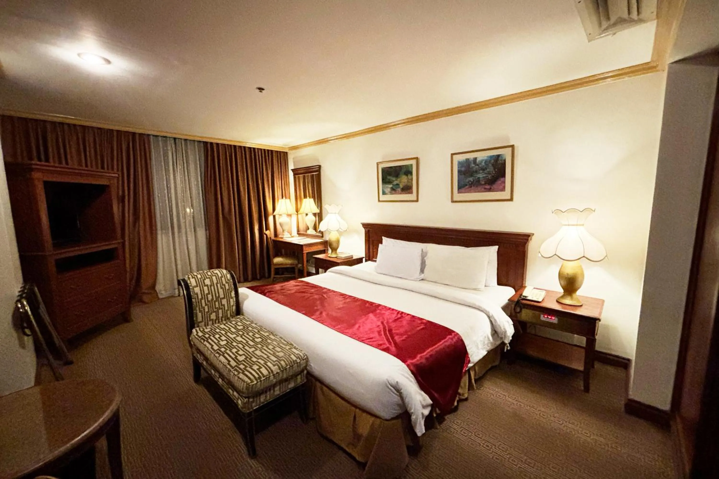 Bed in Tiara Oriental Hotel Makati powered by Cocotel