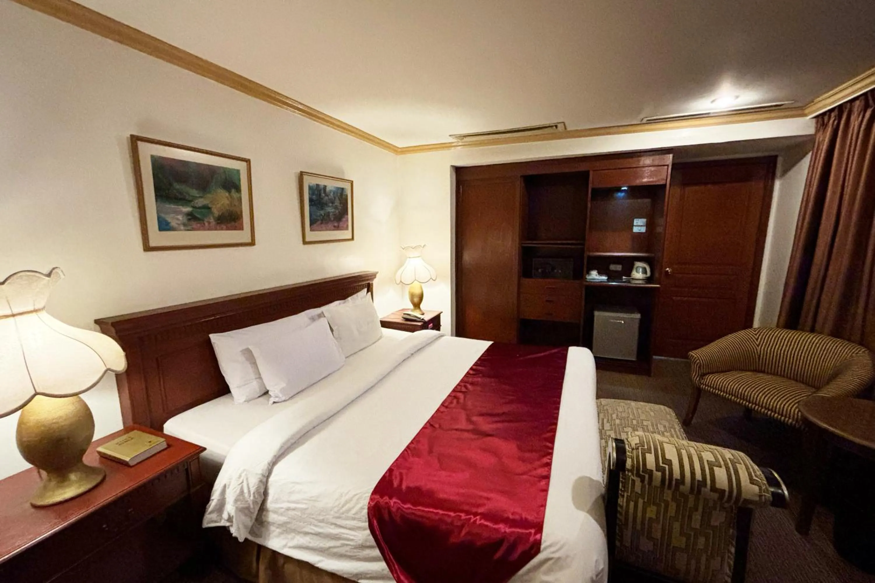 Bed in Tiara Oriental Hotel Makati powered by Cocotel