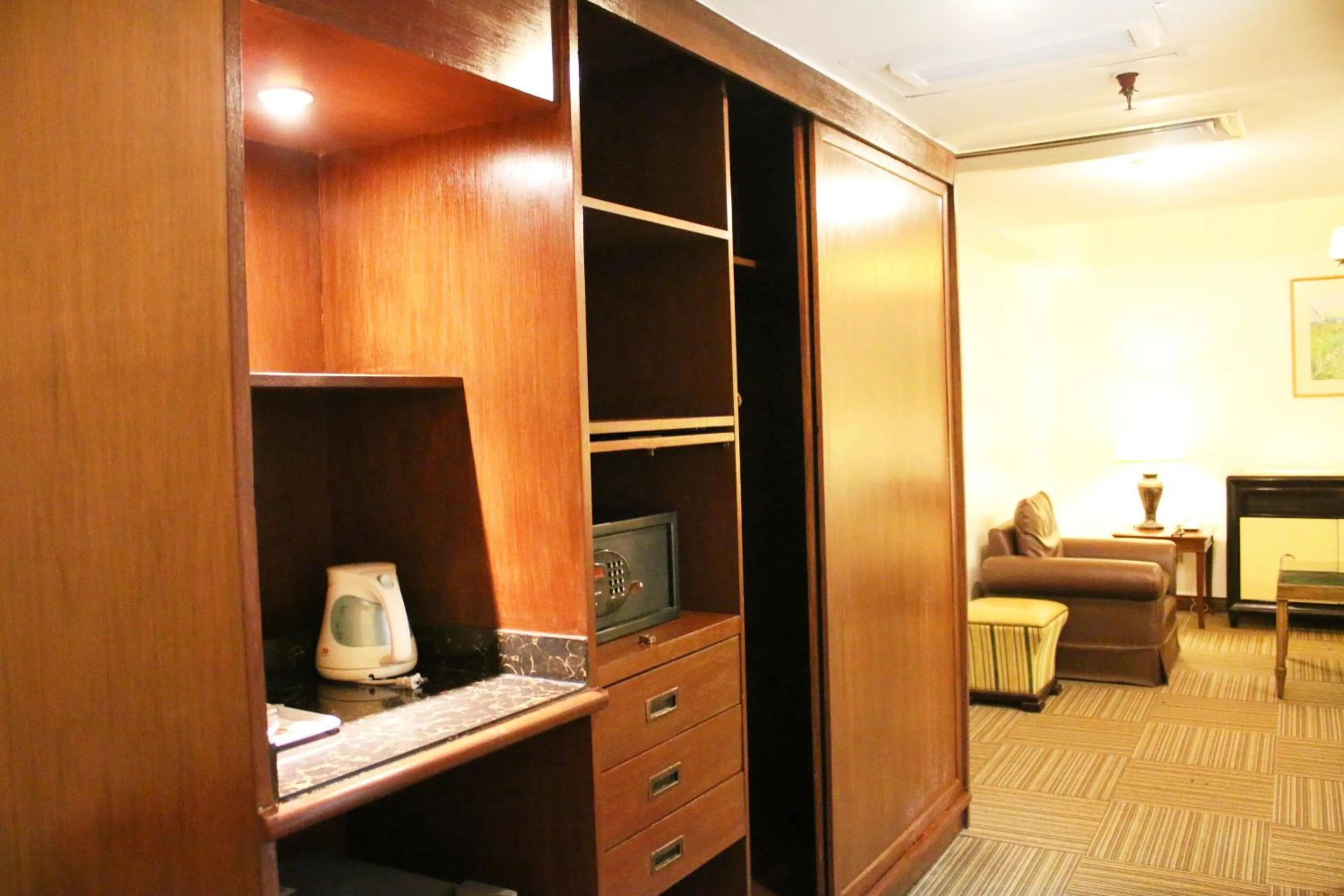 Bed in Tiara Oriental Hotel Makati powered by Cocotel