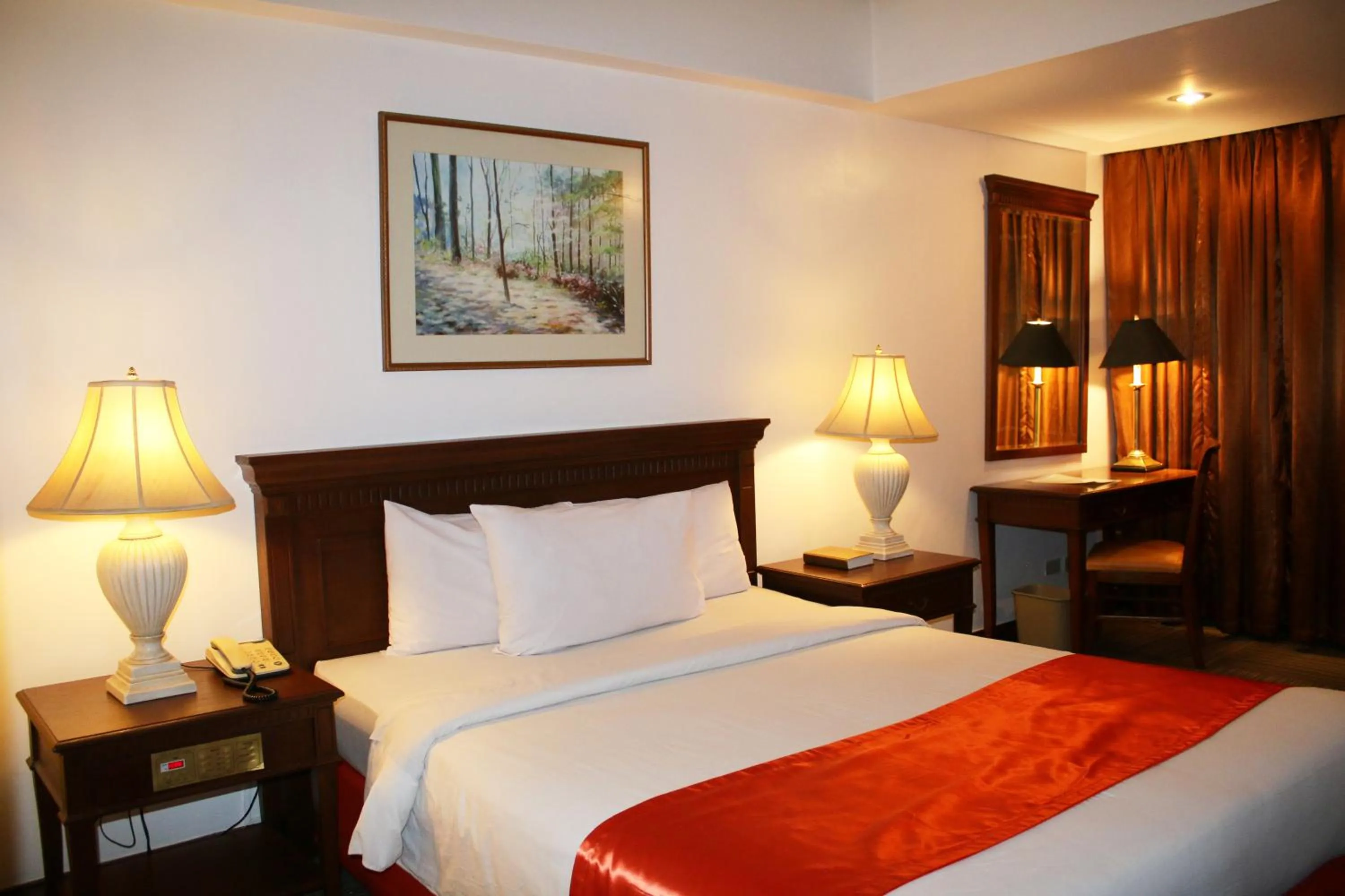 Bed in Tiara Oriental Hotel Makati powered by Cocotel