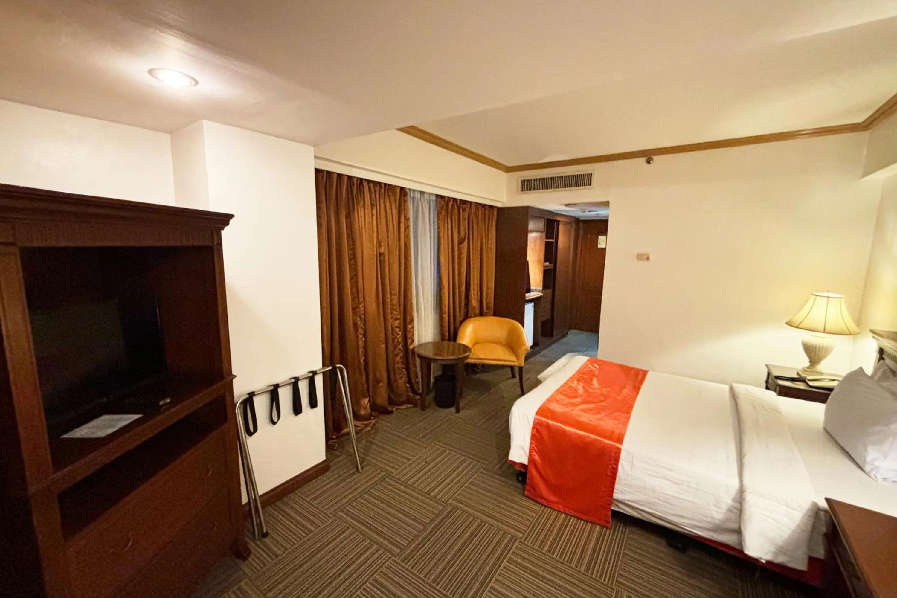 Bed in Tiara Oriental Hotel Makati powered by Cocotel