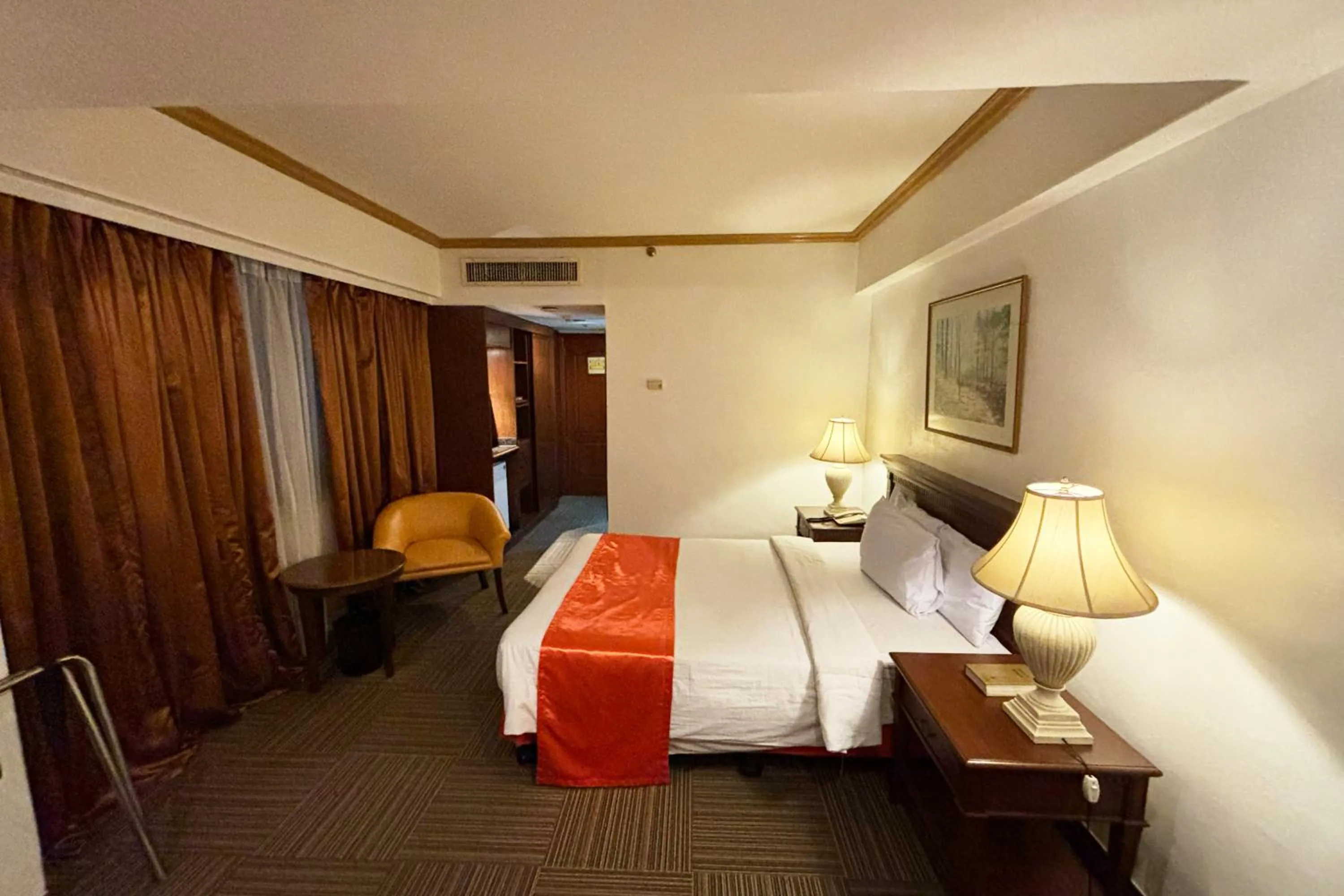 Bed in Tiara Oriental Hotel Makati powered by Cocotel