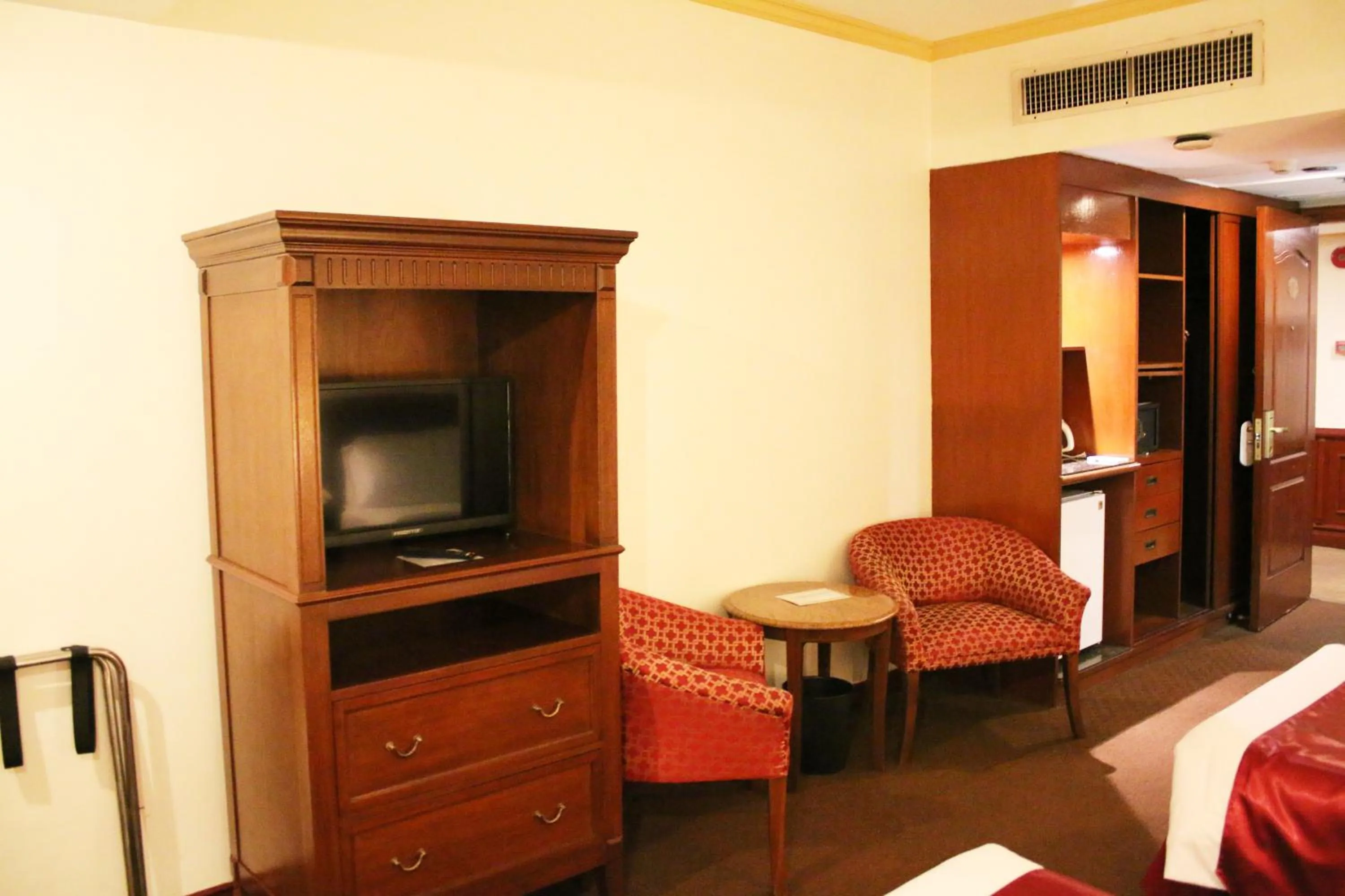 Bed in Tiara Oriental Hotel Makati powered by Cocotel