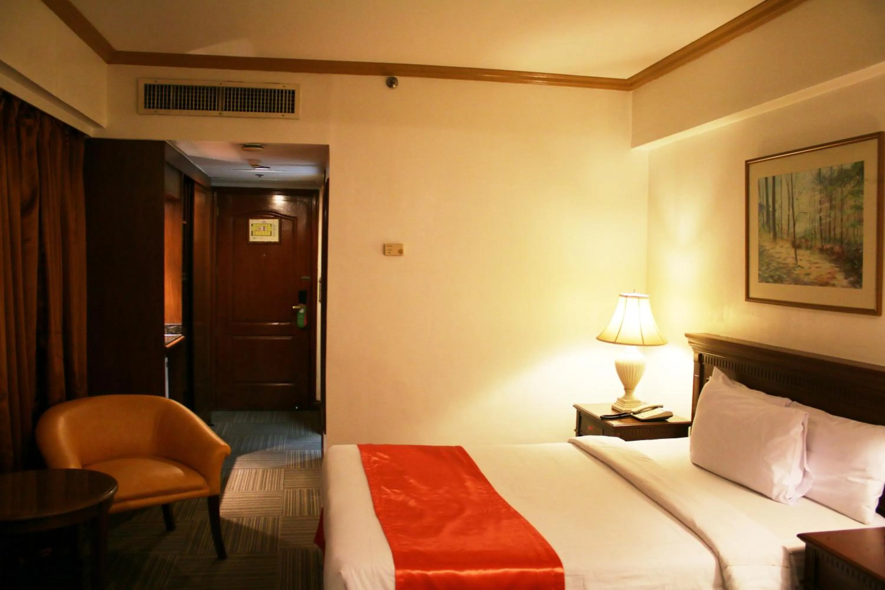 Bed in Tiara Oriental Hotel Makati powered by Cocotel