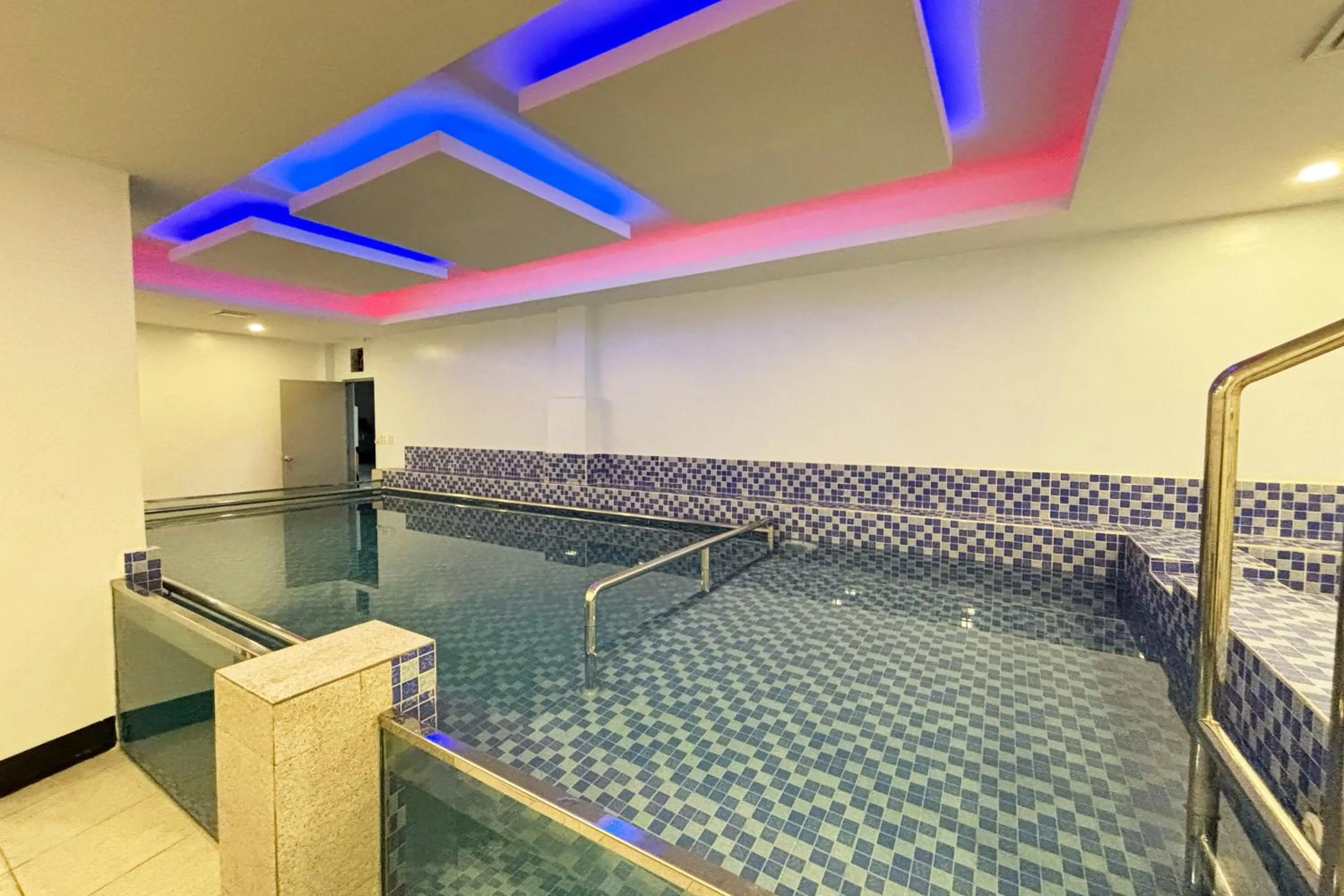 Swimming pool in Tiara Oriental Hotel Makati powered by Cocotel