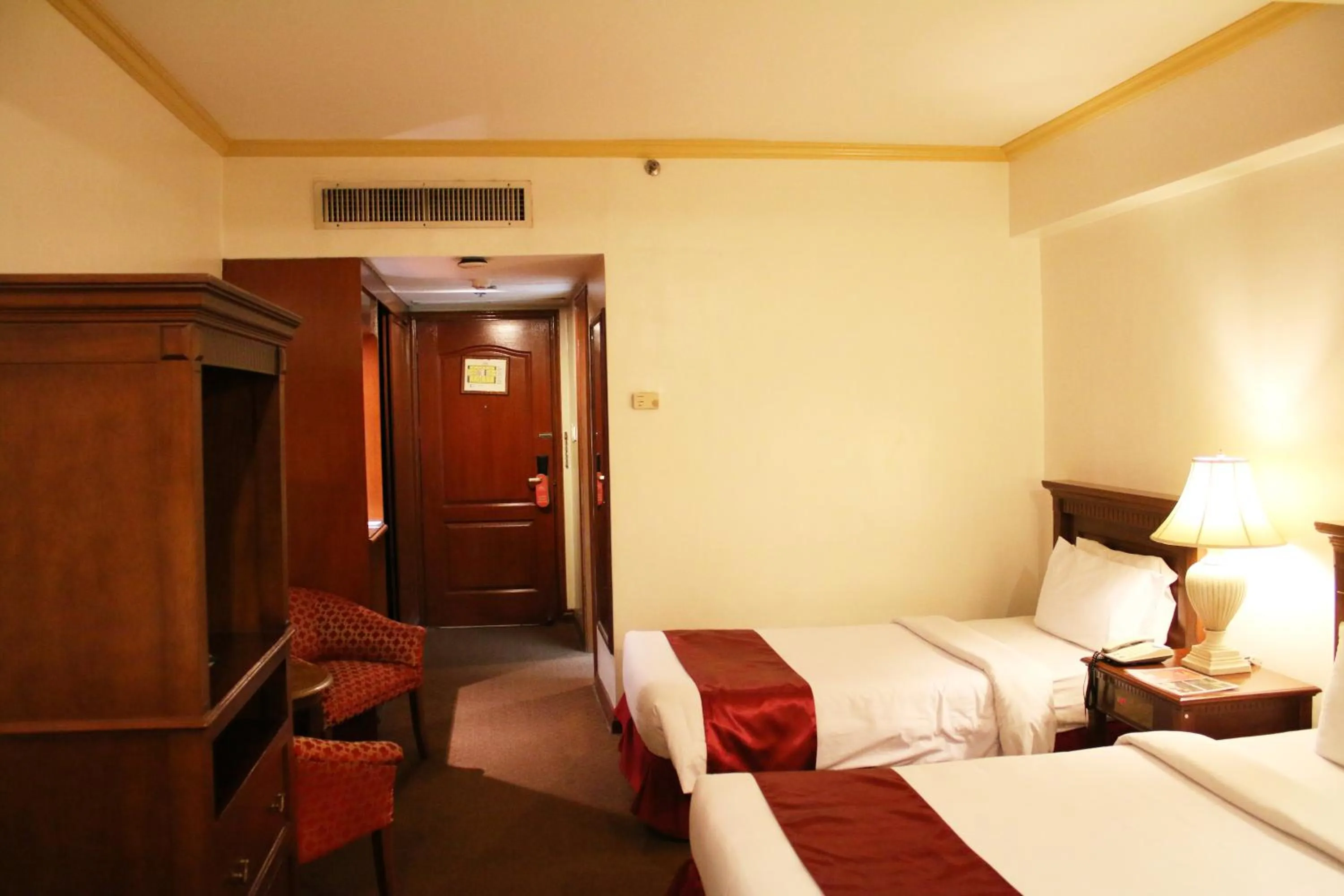 Bed in Tiara Oriental Hotel Makati powered by Cocotel