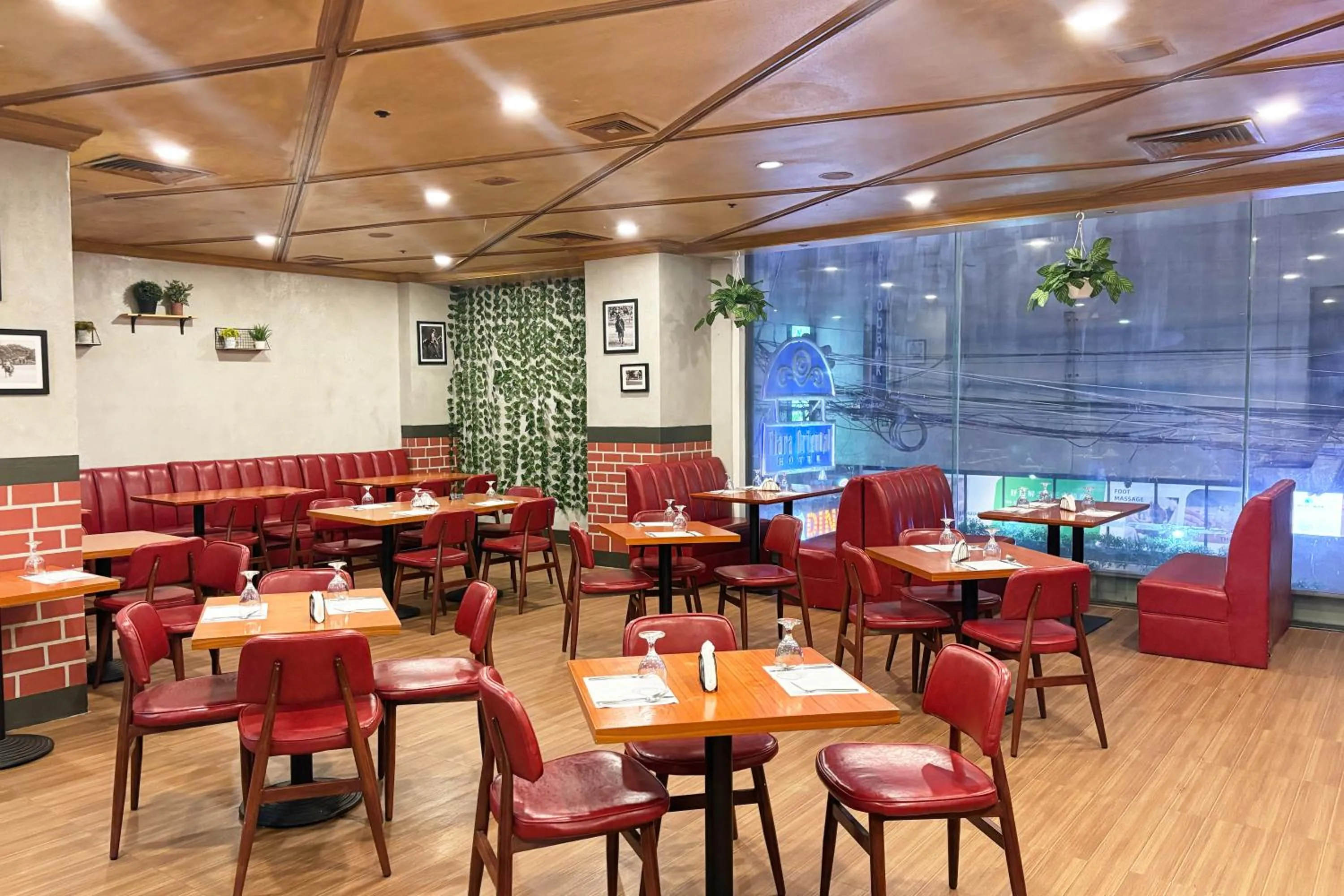 Restaurant/places to eat in Tiara Oriental Hotel Makati powered by Cocotel