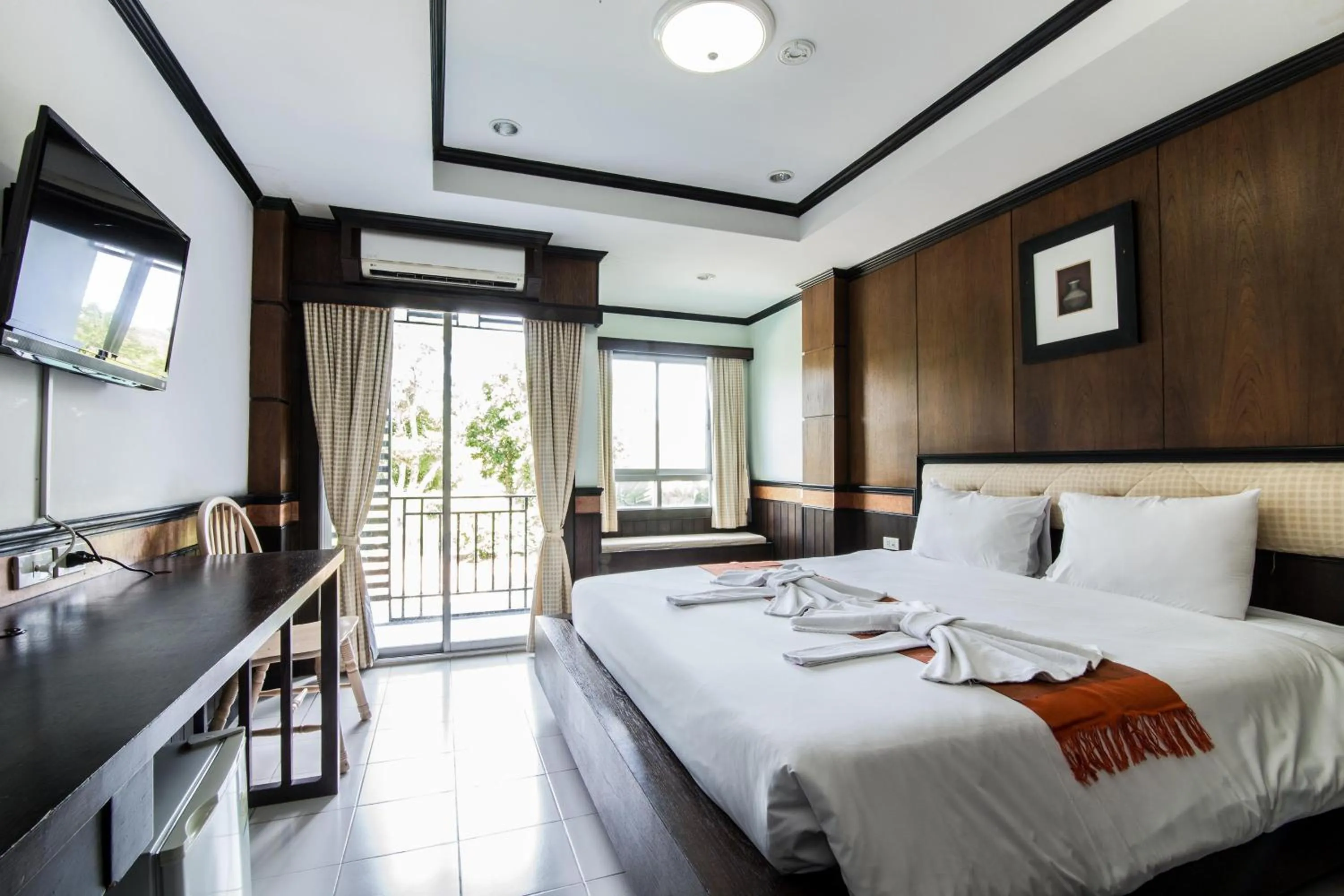 Photo of the whole room, Bed in Season Palace Huahin Hotel