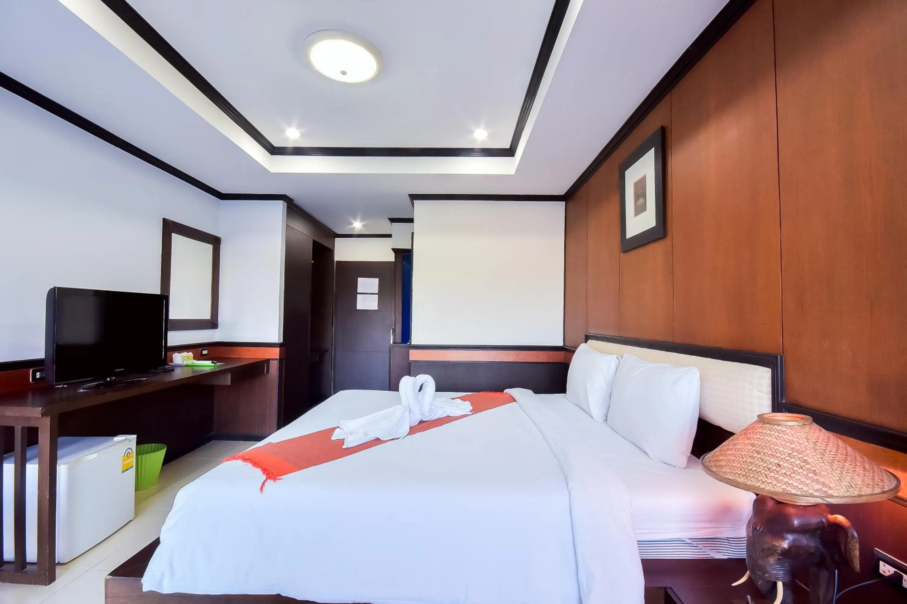 Photo of the whole room, Bed in Season Palace Huahin Hotel