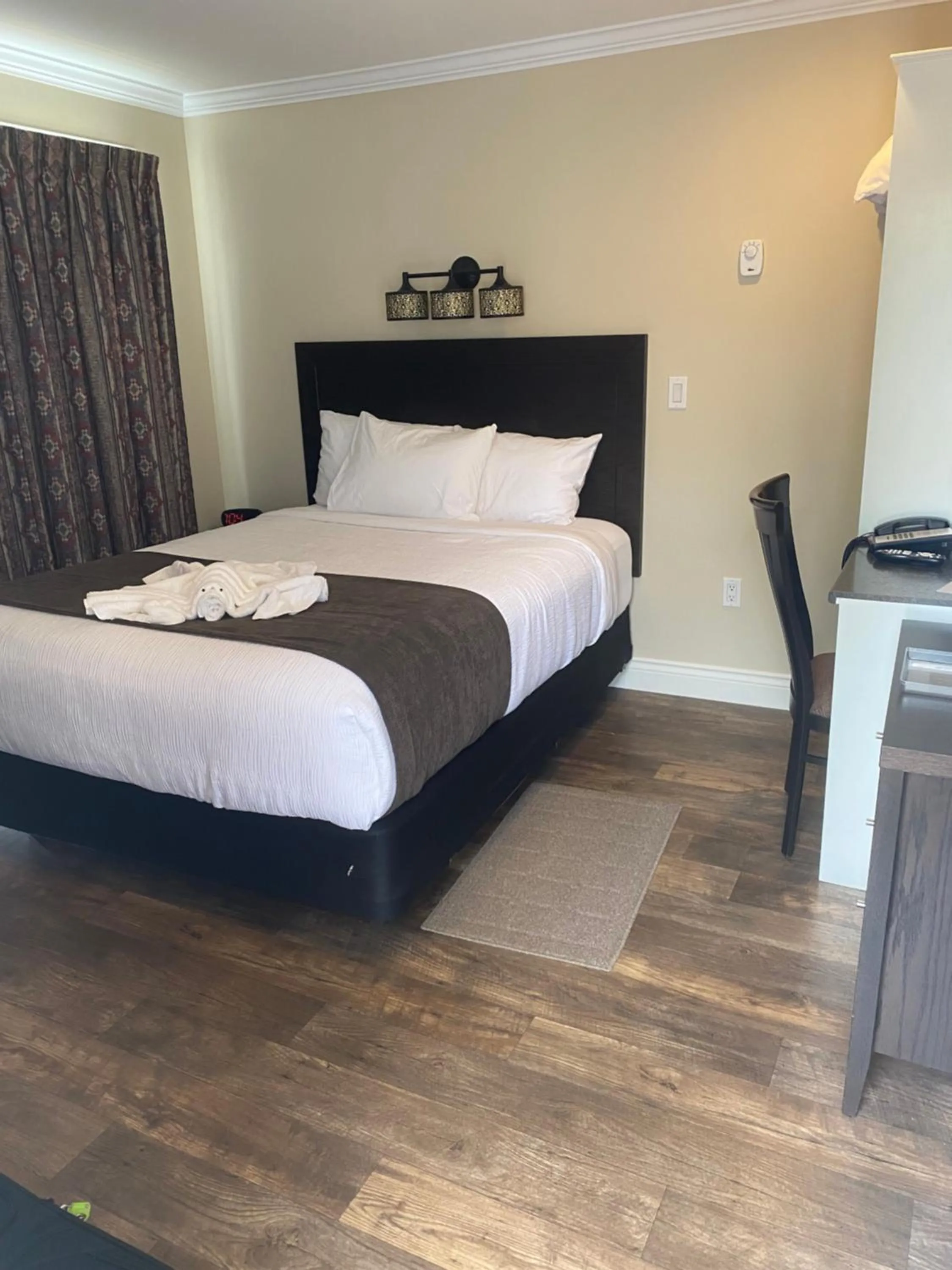 Bed in Sunny Isle Motel