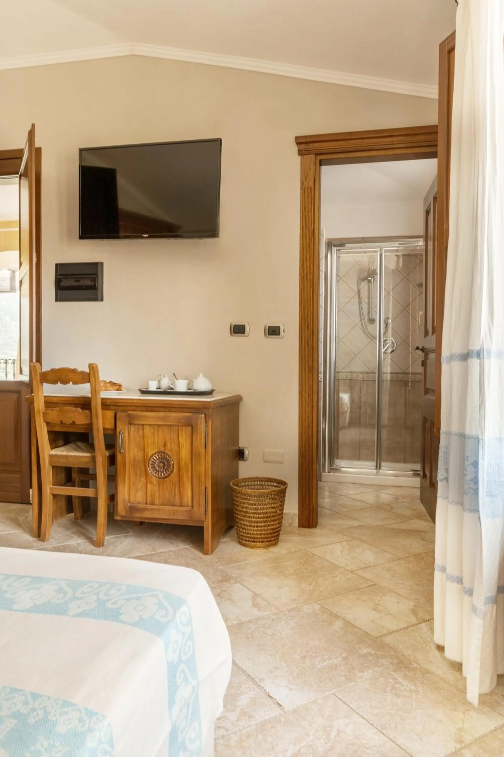 Shower in Hotel Sa Suergia