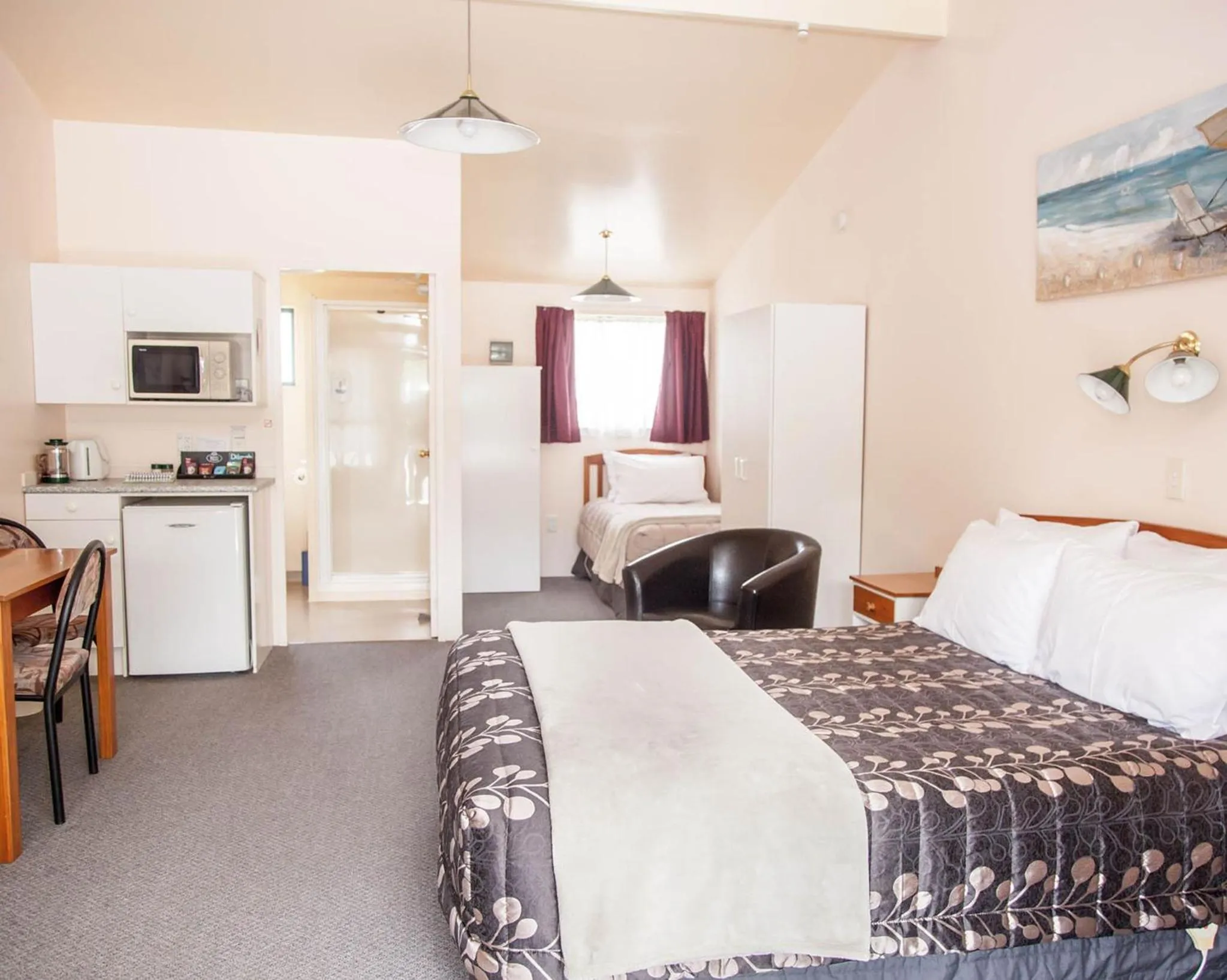 Photo of the whole room, Bed in Goldmine Motel