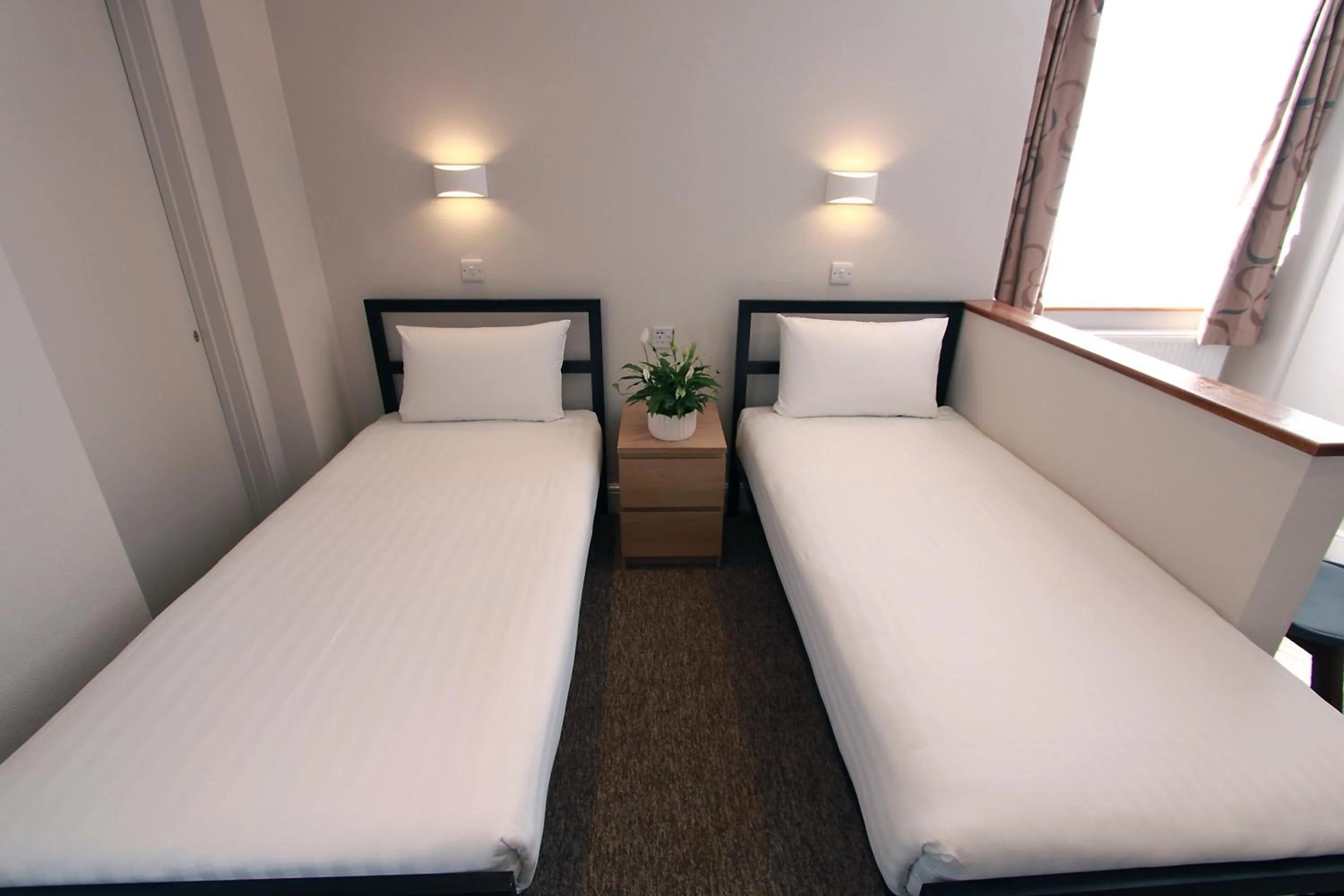 Bedroom, Bed in Lords Hotel