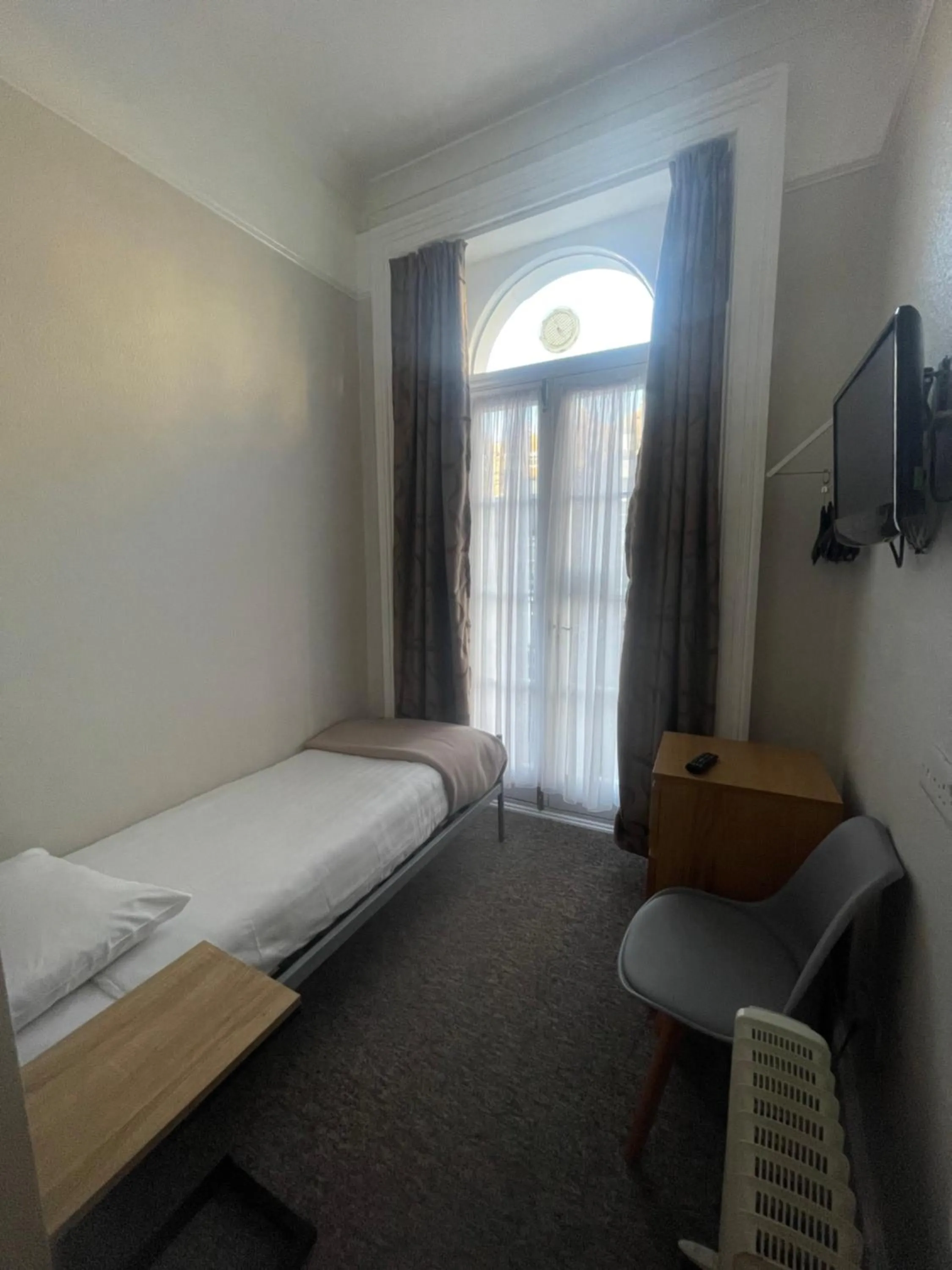 Bedroom, Bed in Lords Hotel