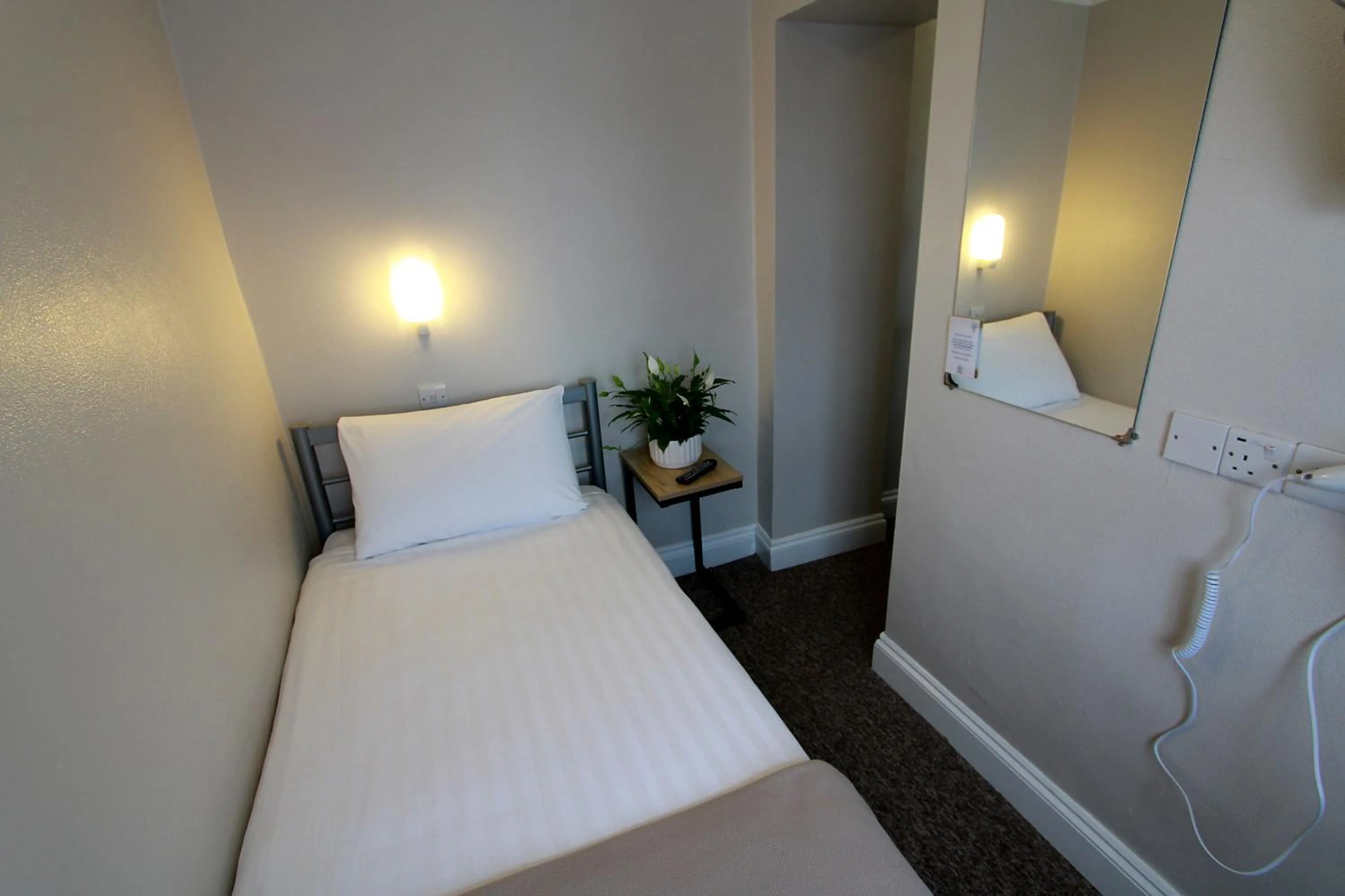 Bedroom, Bed in Lords Hotel