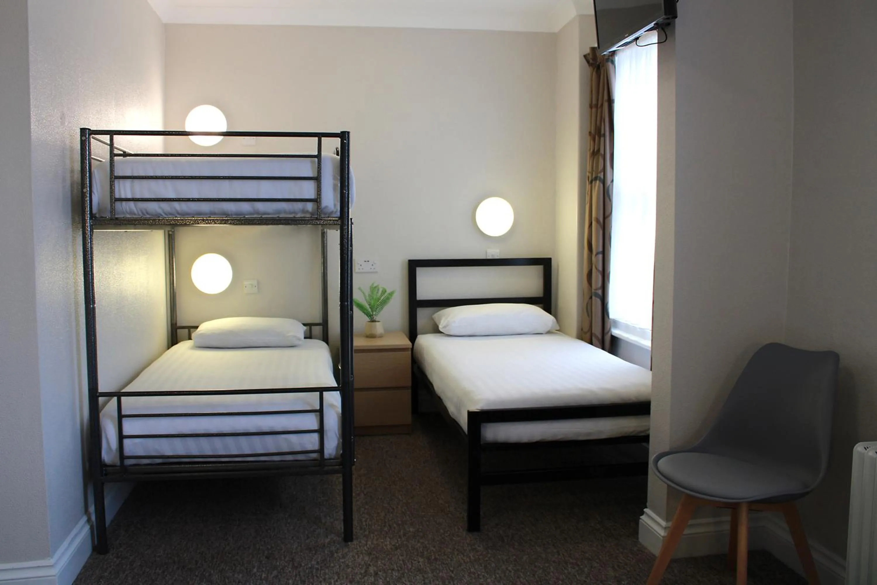 Bedroom, Bed in Lords Hotel