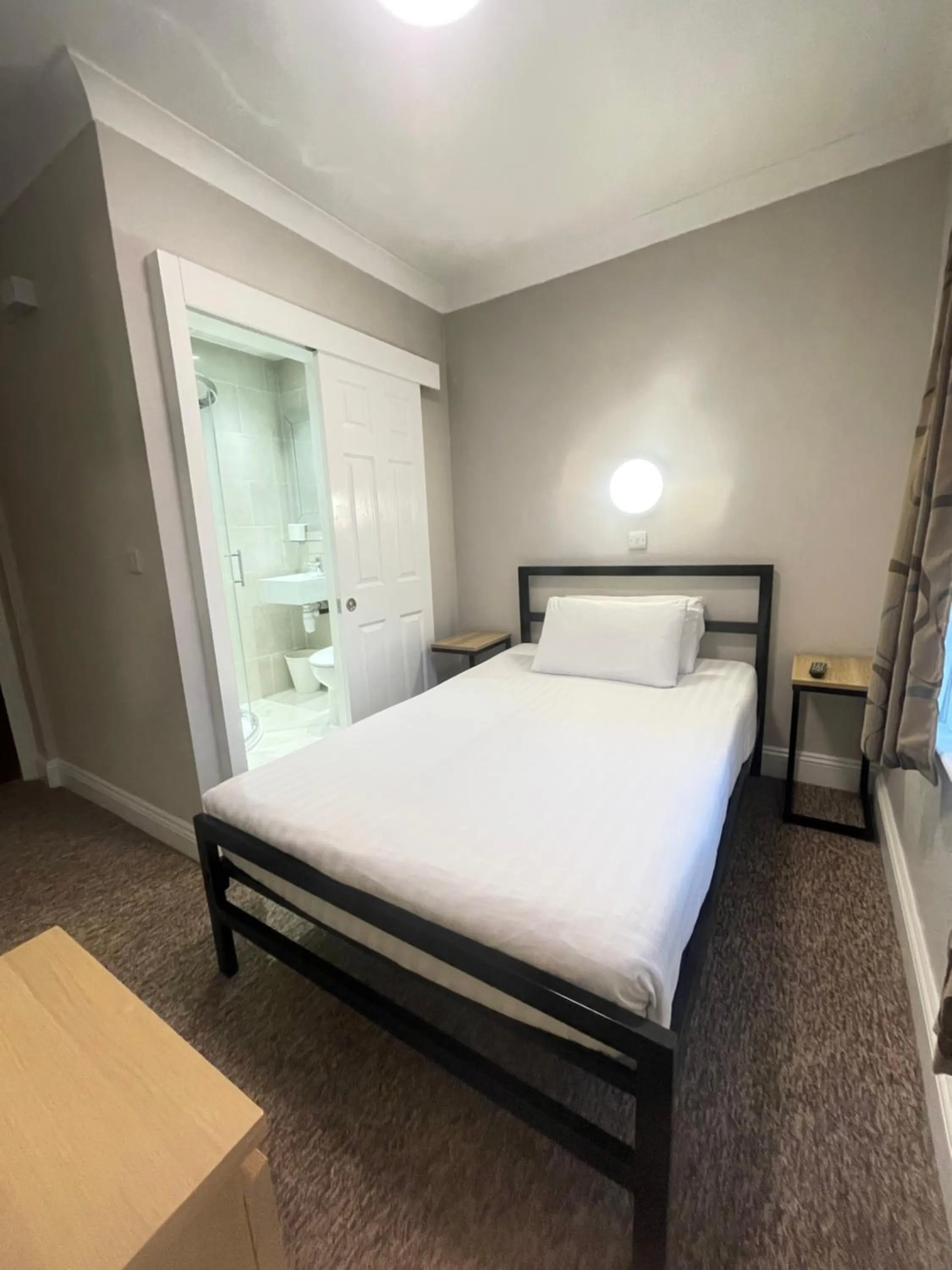 Bedroom, Bed in Lords Hotel