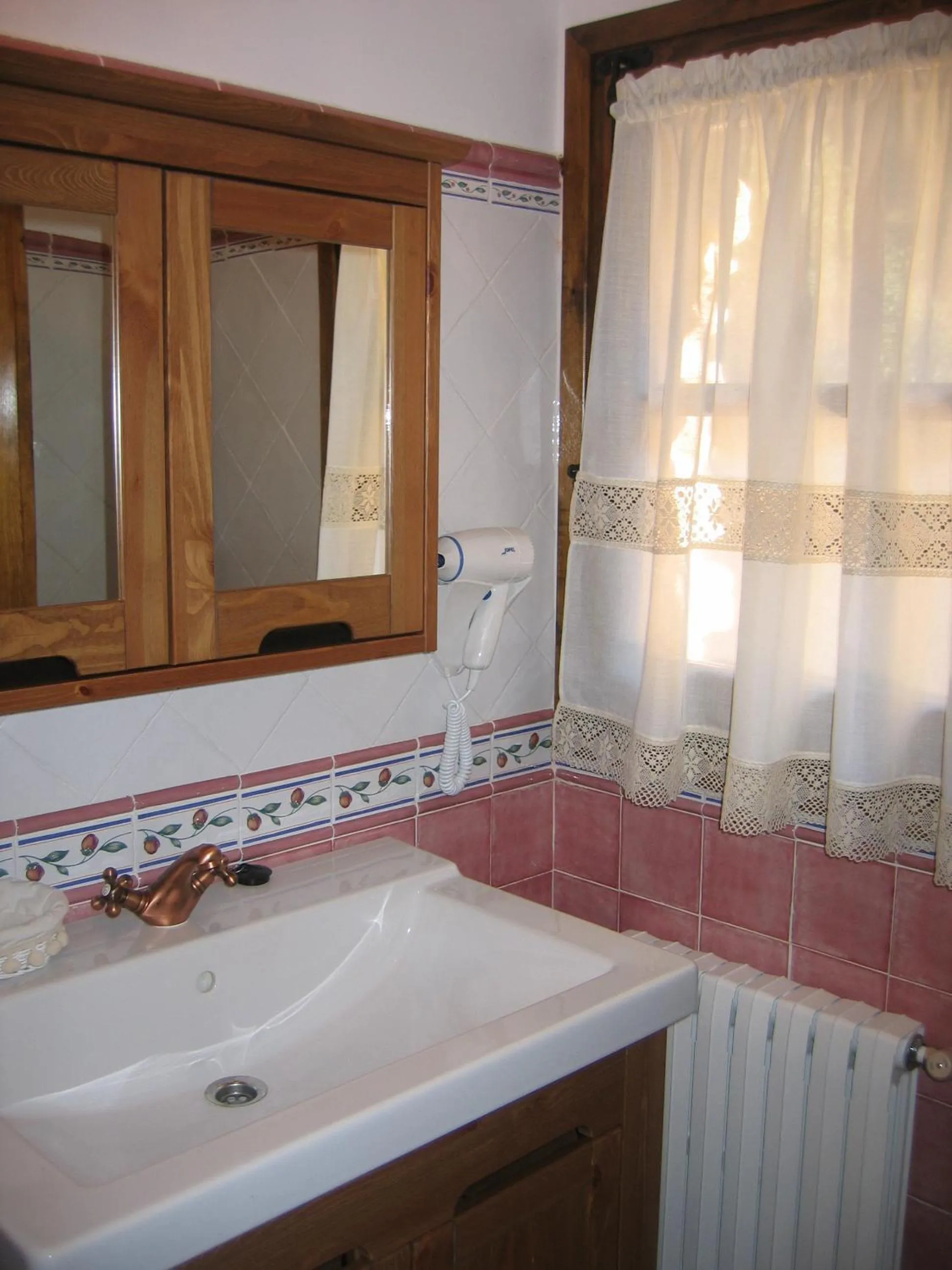 Bathroom in Hotel de Montaña Cueva Ahumada