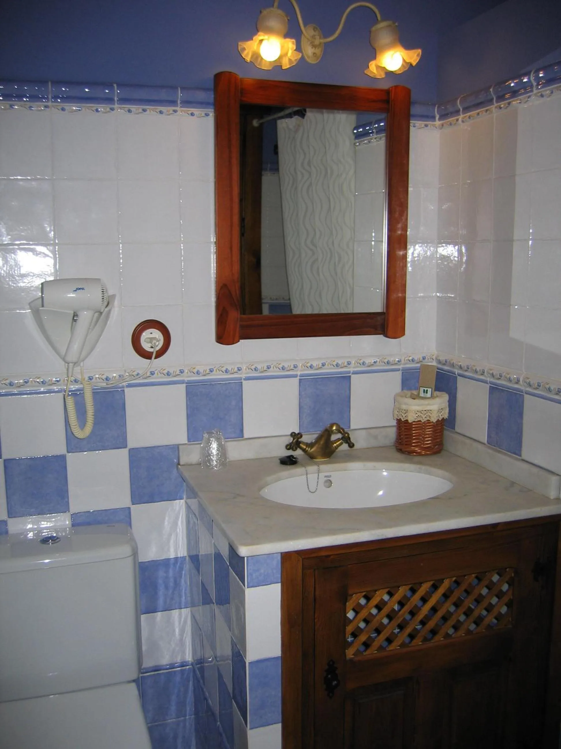 Bathroom in Hotel de Montaña Cueva Ahumada