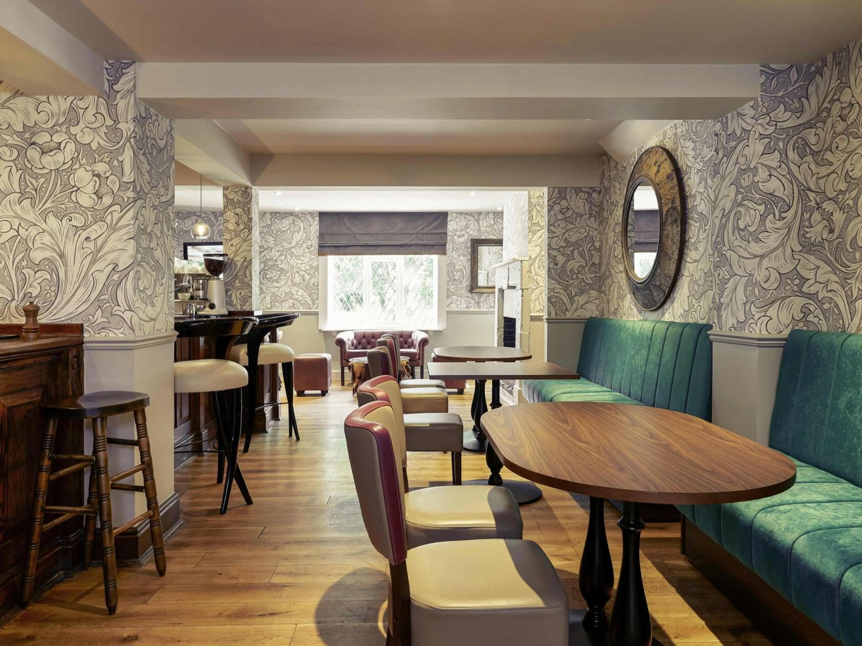 Lounge or bar in Mercure Thame Lambert Hotel