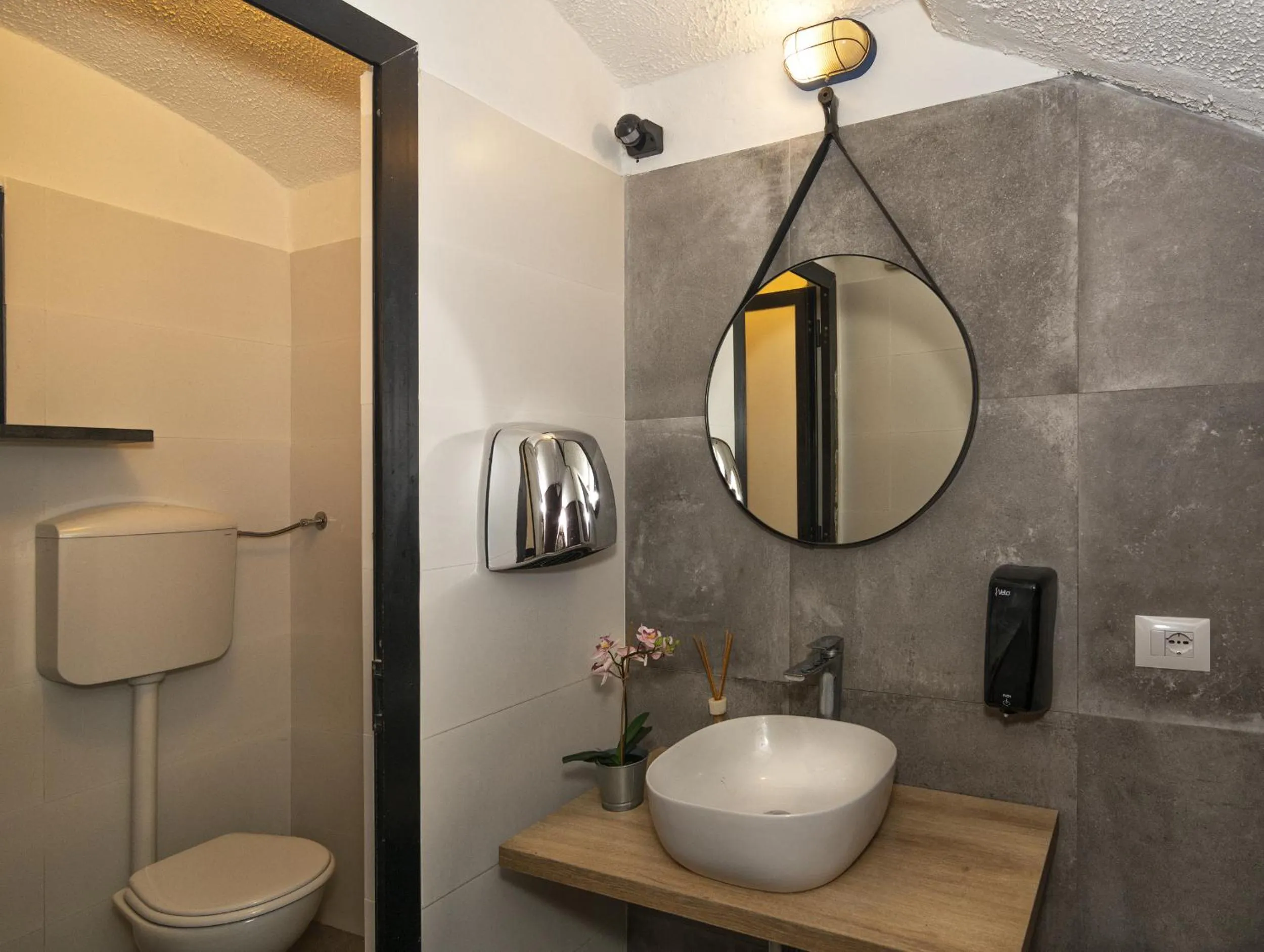 Toilet in Hotel Amalfitana