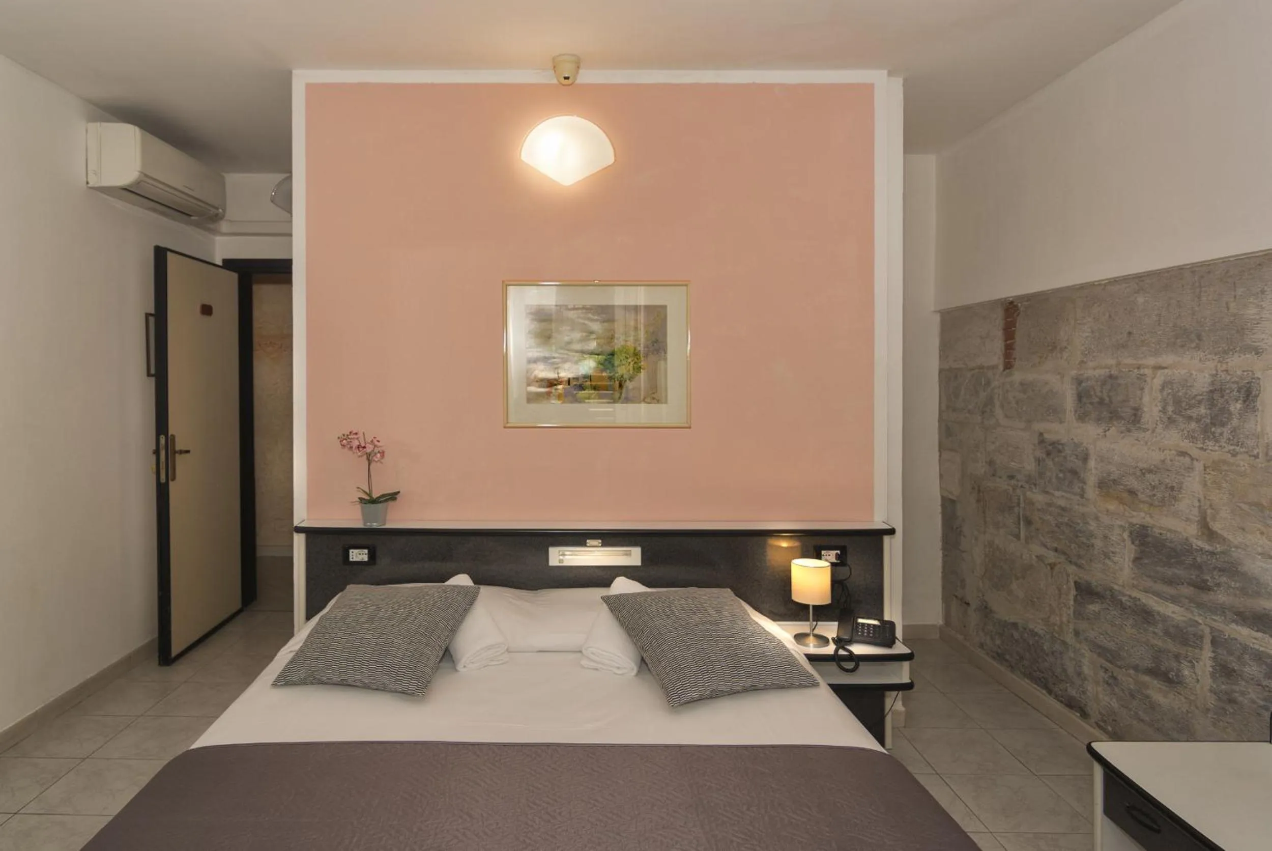 Photo of the whole room, Bed in Hotel Amalfitana