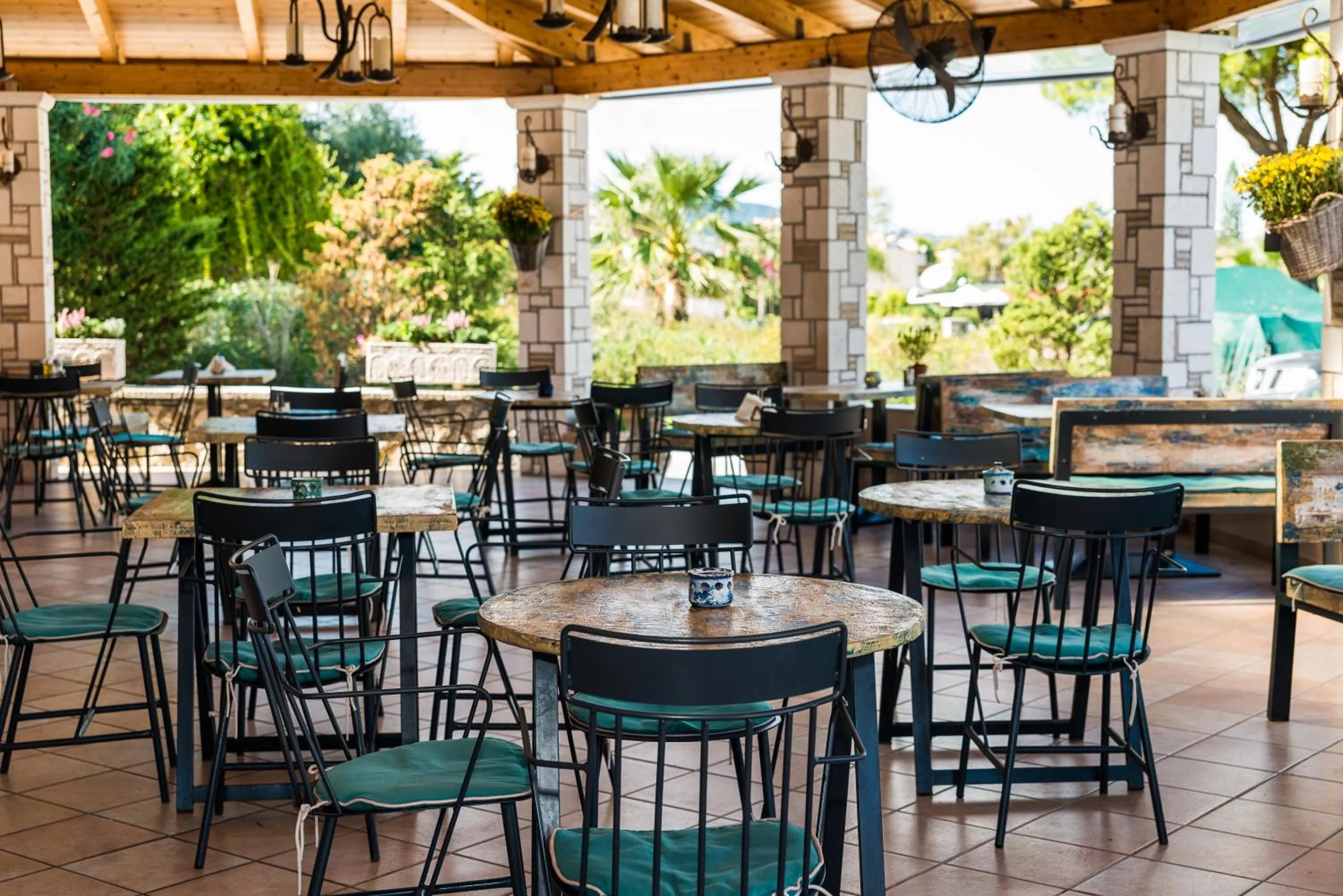 Restaurant/places to eat in Windmill Hotel