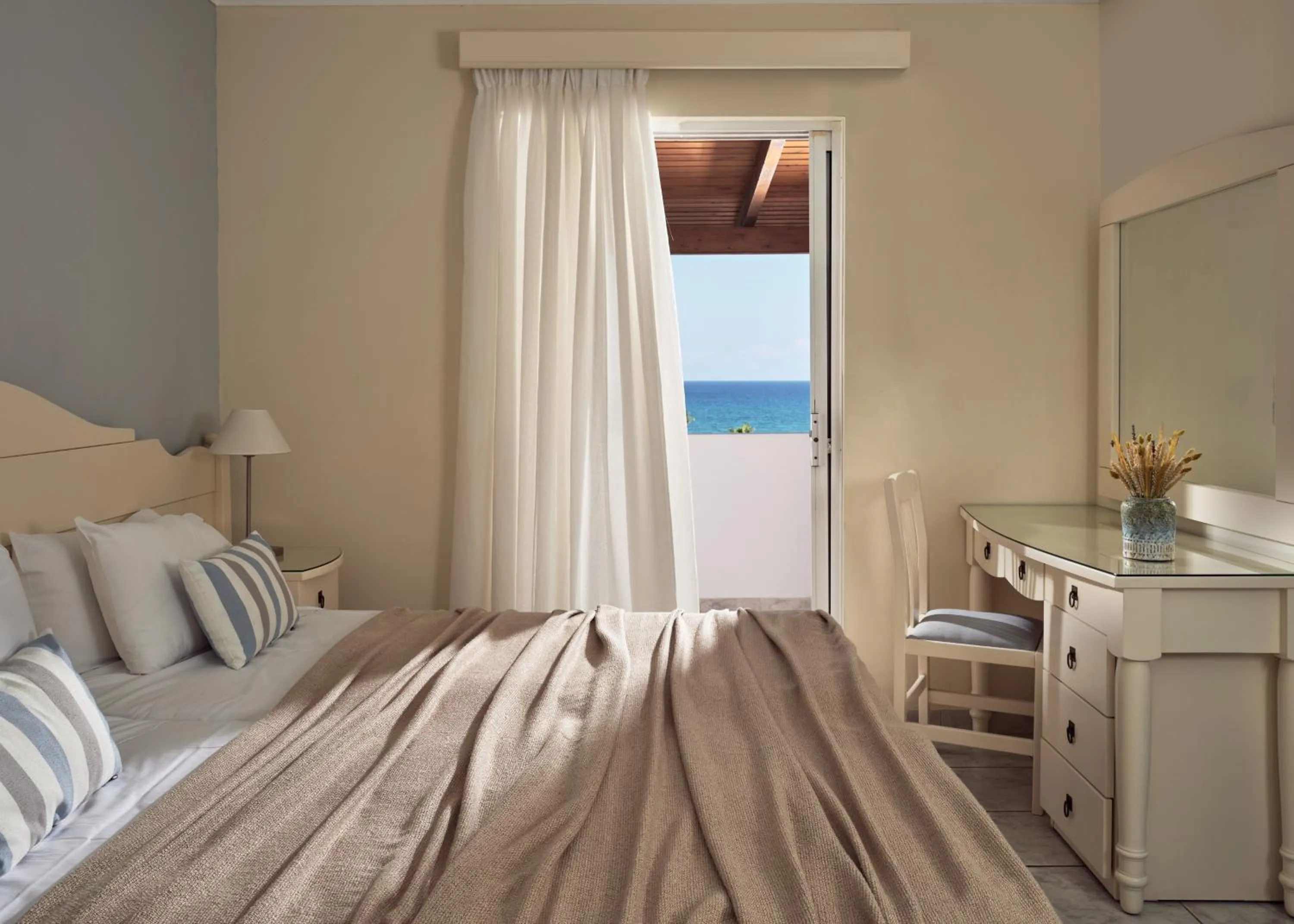 Bedroom, Bed in Windmill Hotel