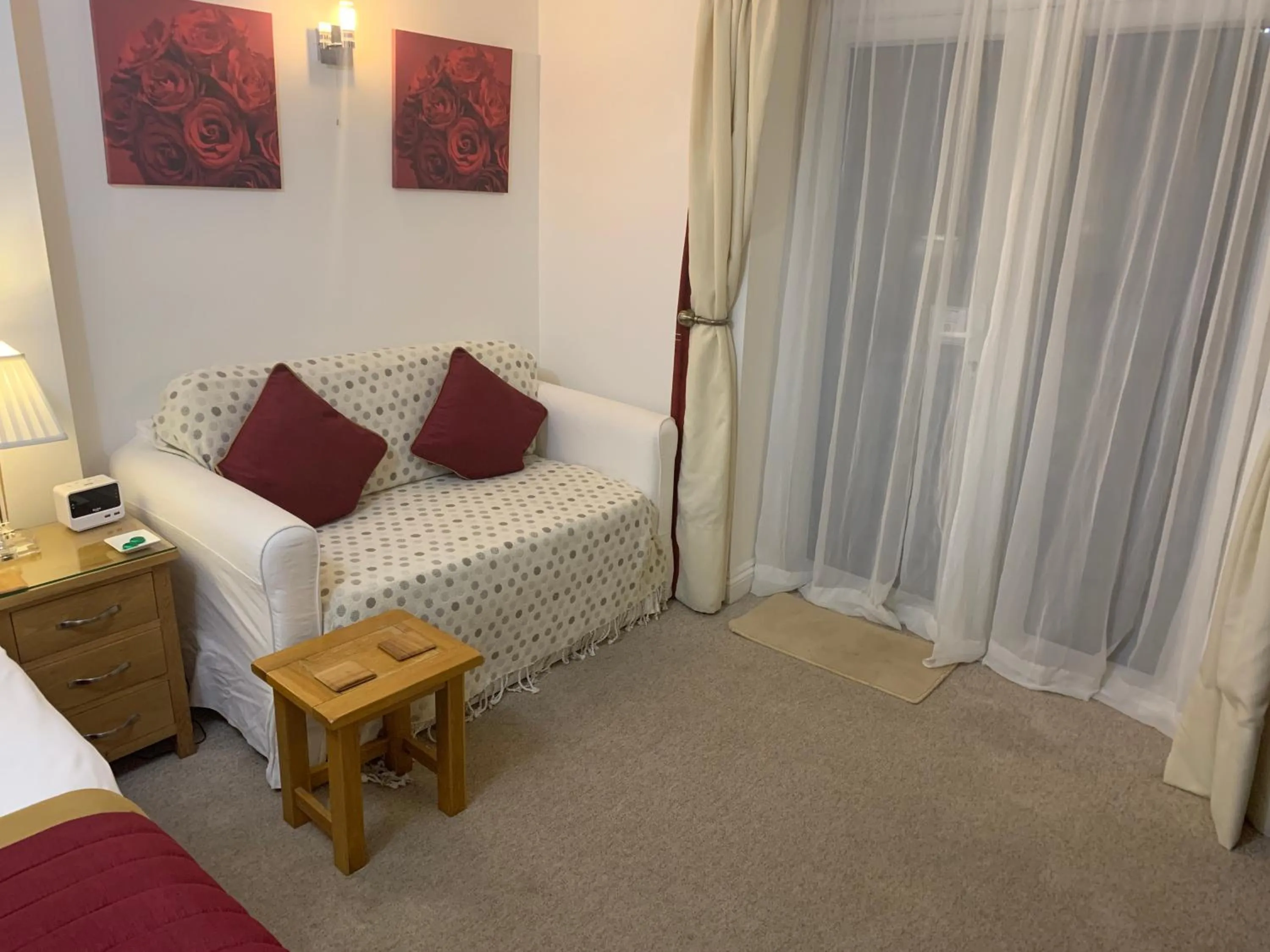 Seating area, Bed in Avonpark House