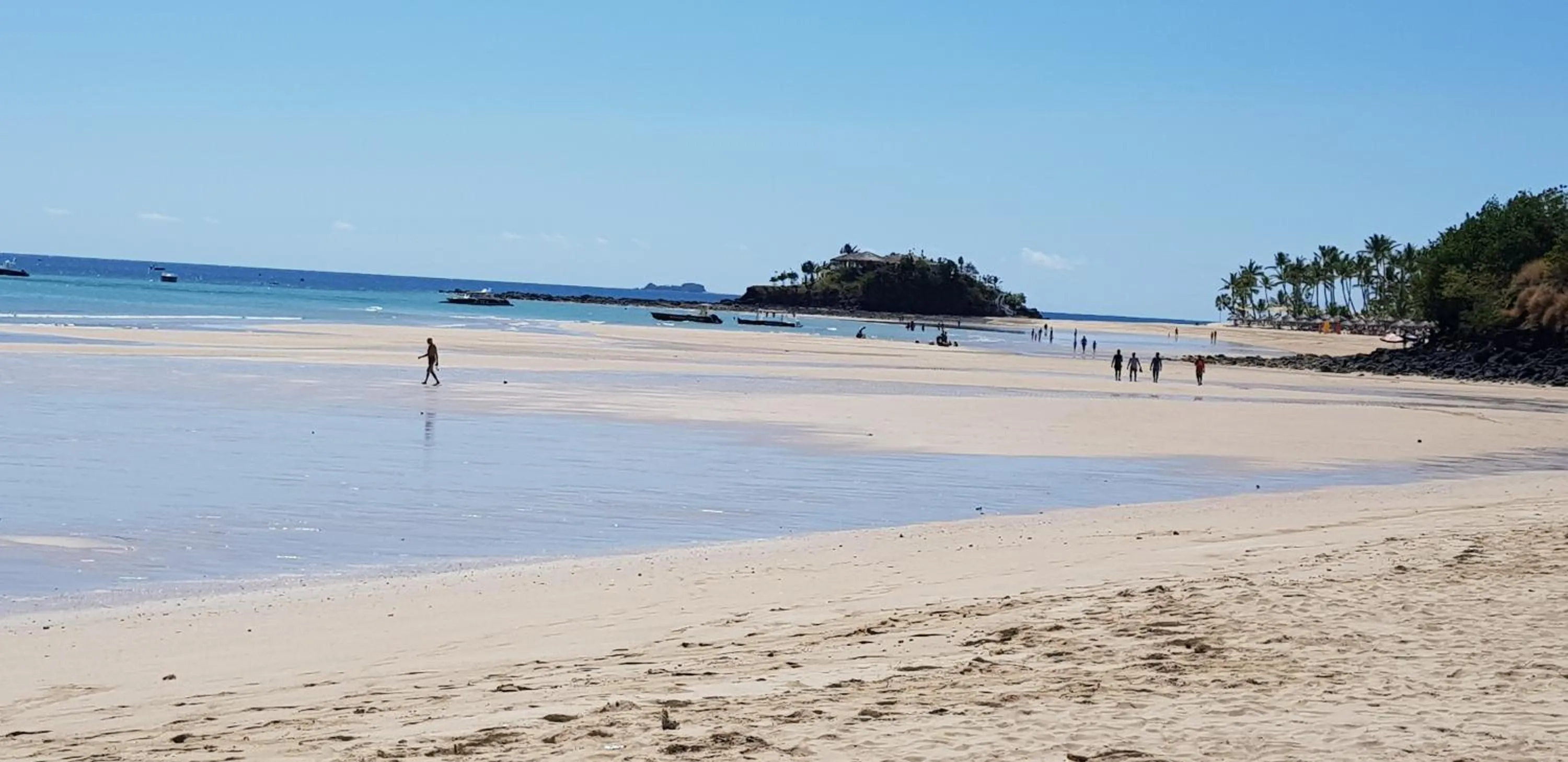 Beach in villa nosy détente