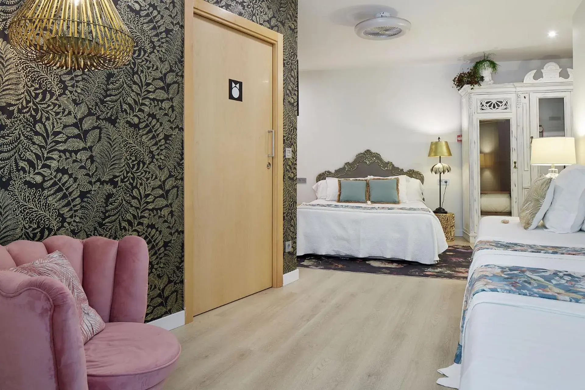 Quadruple Room in Hotel Boutique Txanka Erreka PARKING INCLUIDO Quadruple Room in Hotel Boutique Txanka Erreka PARKING INCLUIDO