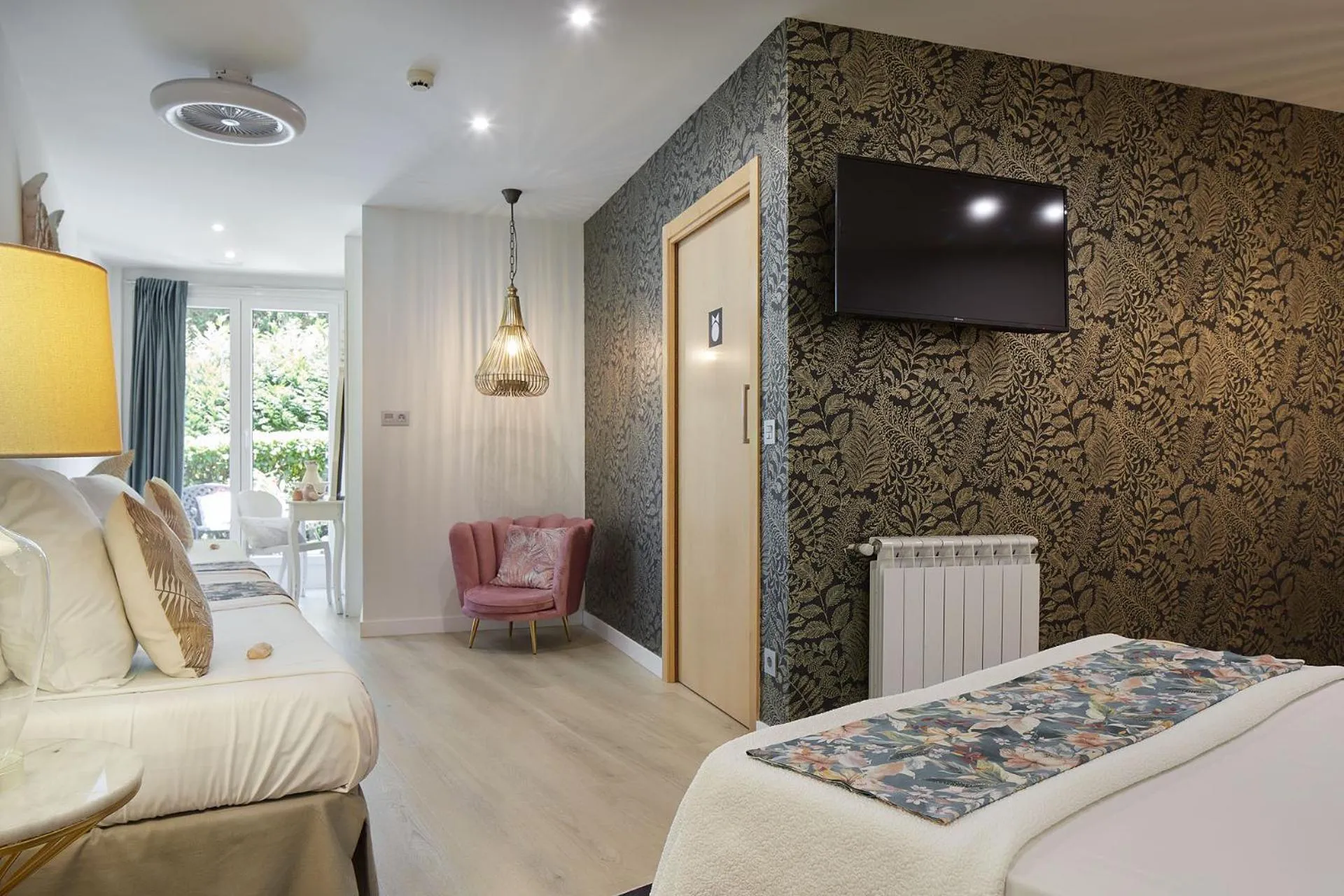 Photo of the whole room in Hotel Boutique Txanka Erreka PARKING INCLUIDO