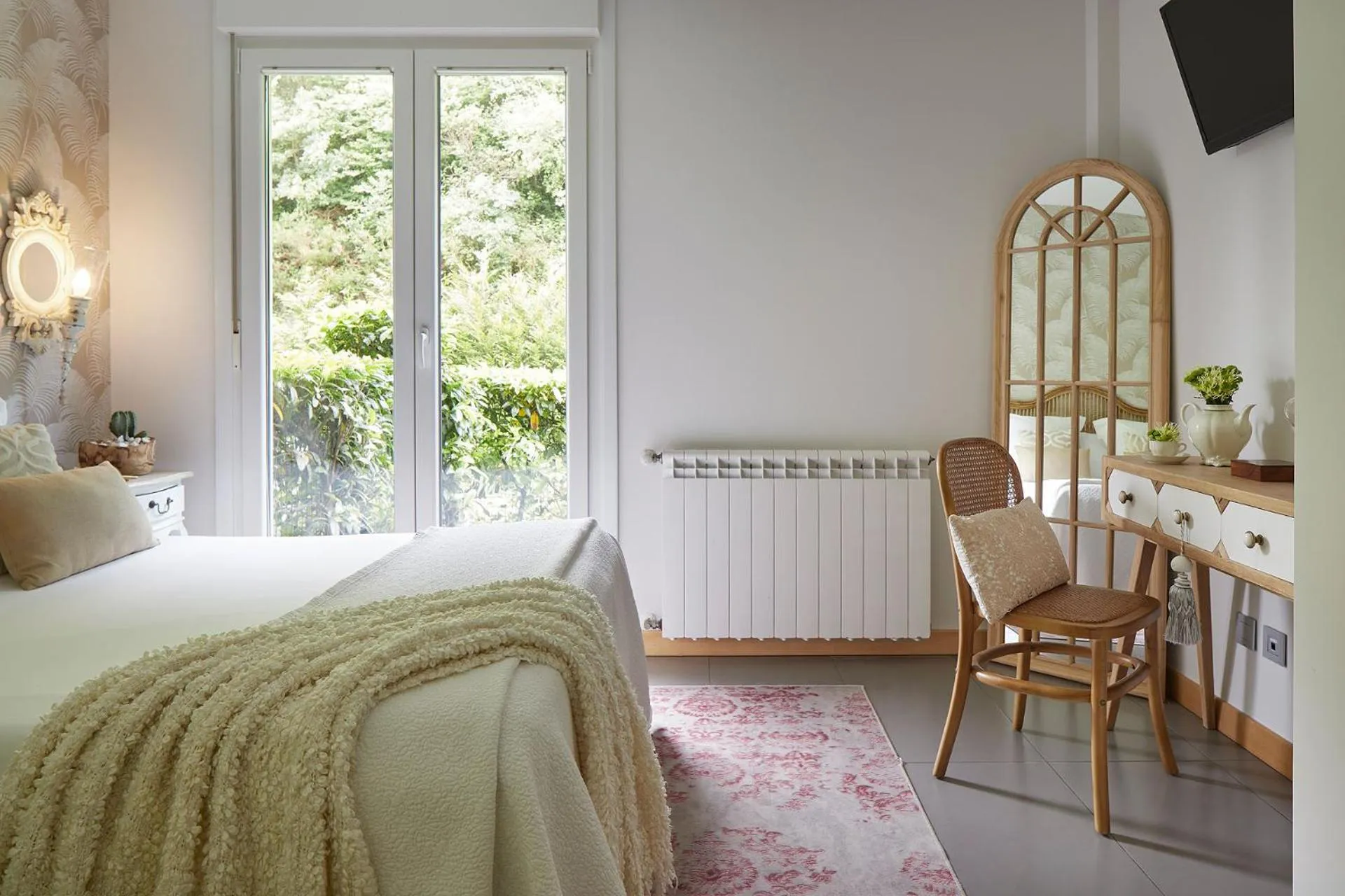 Photo of the whole room in Hotel Boutique Txanka Erreka PARKING INCLUIDO